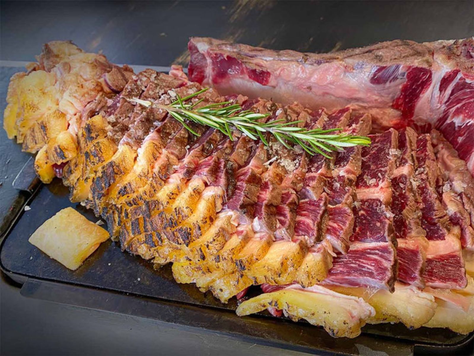 Обед в местном ресторане