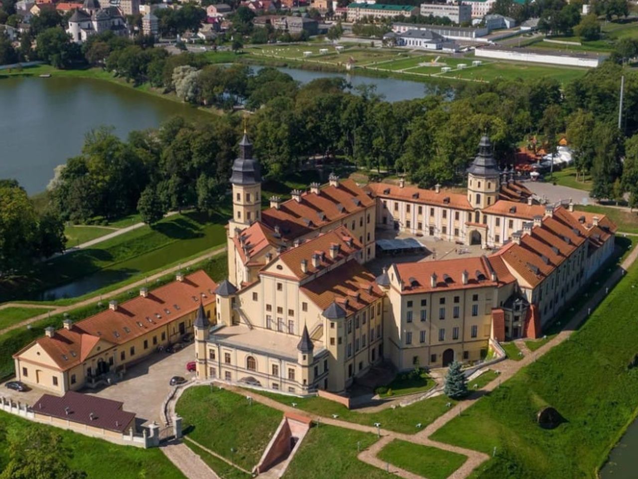 Экскурсия из Минска в Несвиж и Мир на двухэтажном автобусе - групповая экскурсия в Минске на автобусе длительностью 10 часов с количеством участников более 20 человек цена экскурсии 6550₽