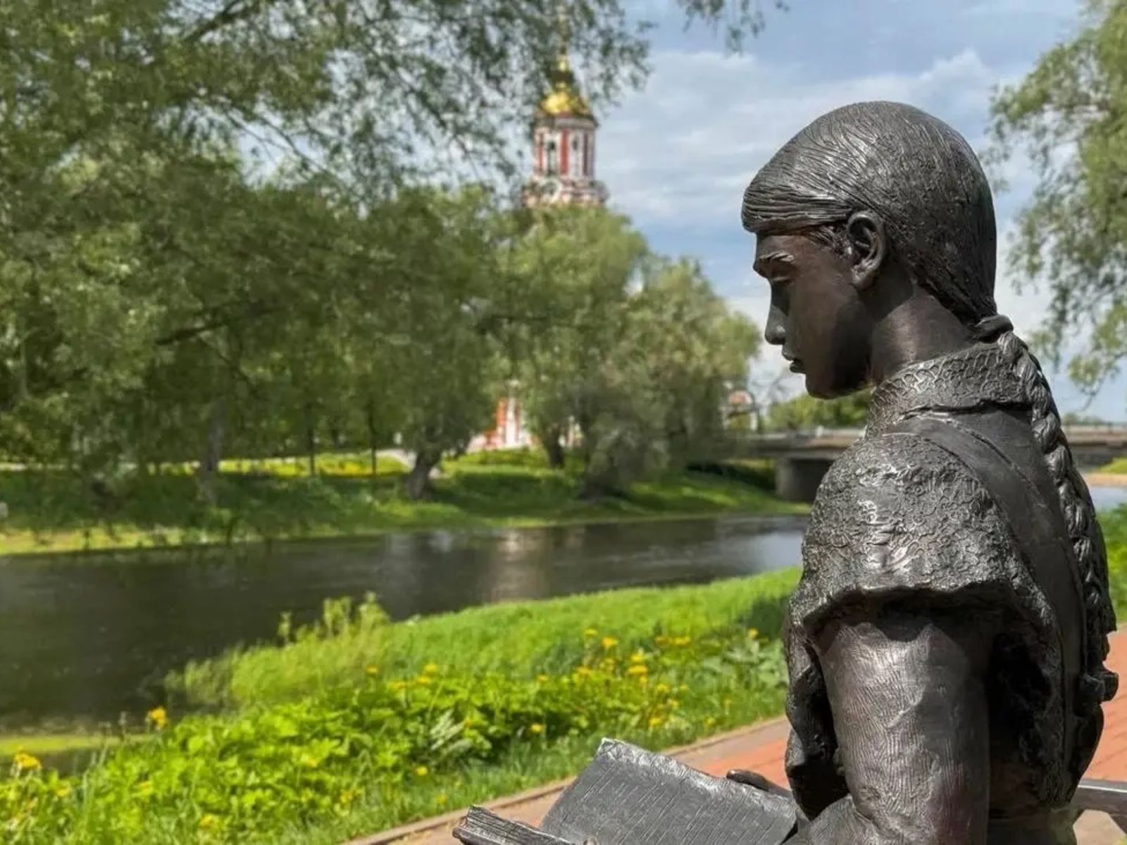 Памятник в городе