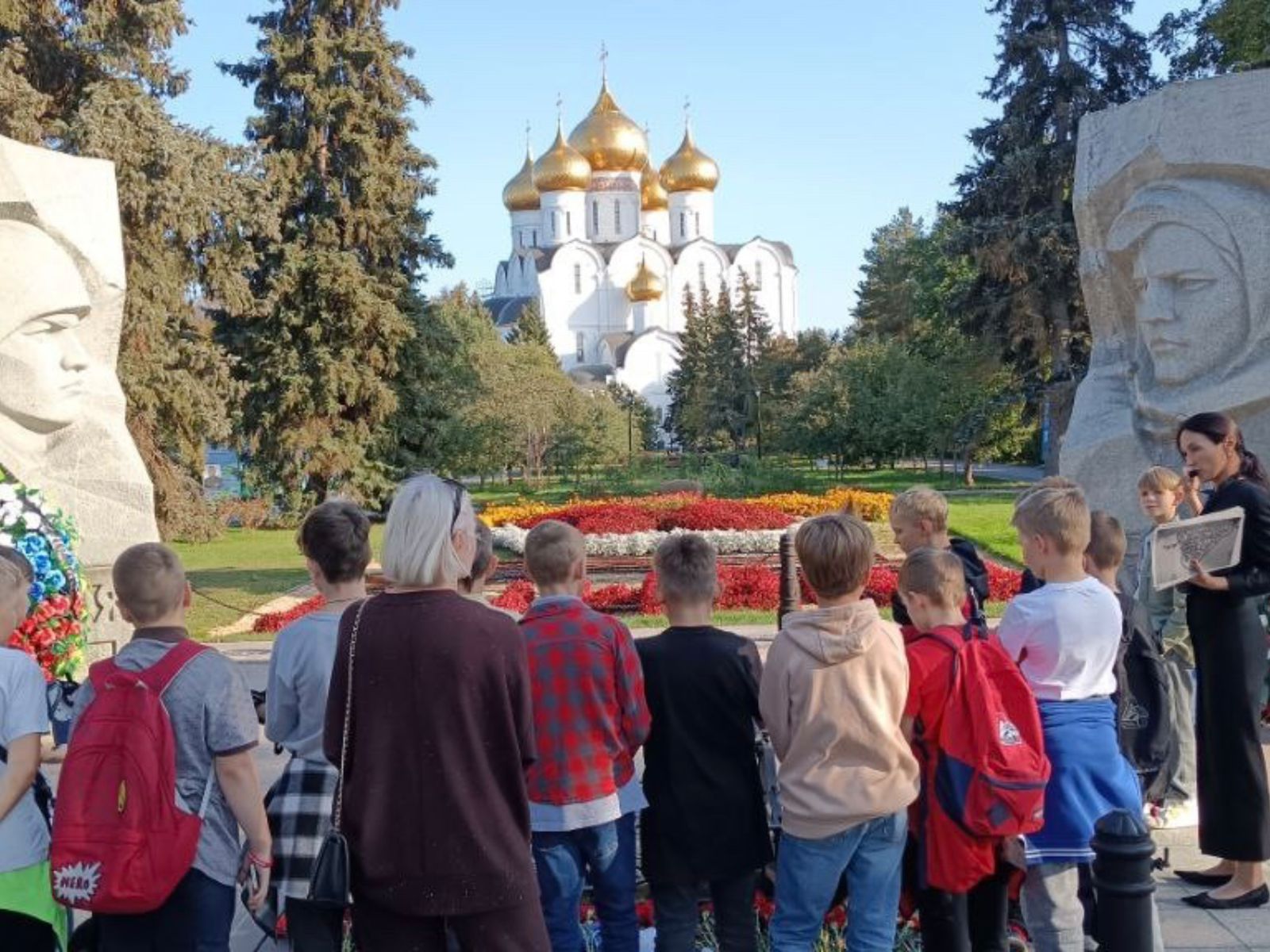 Вид от Вечного огня на Успенский кафедральный собор на территории кремля