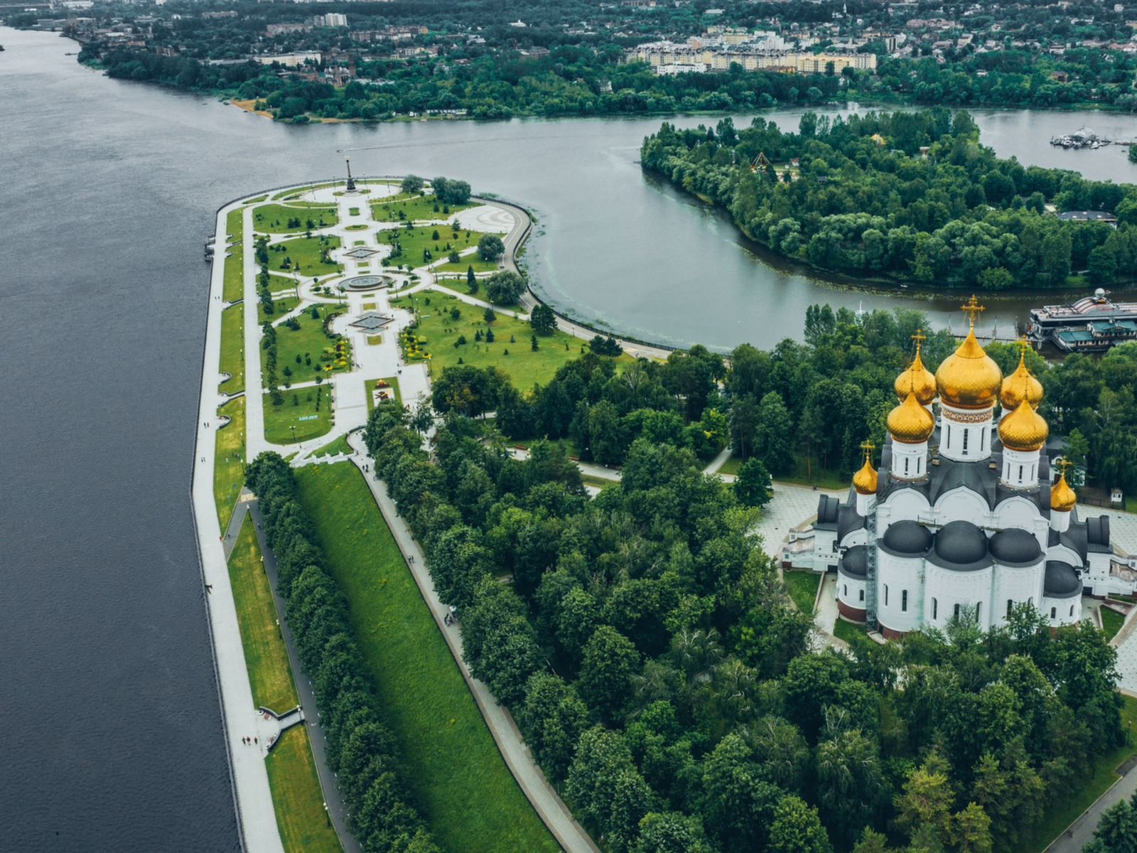 Вид на территорию Ярославского кремля и Стрелку с вертолёта