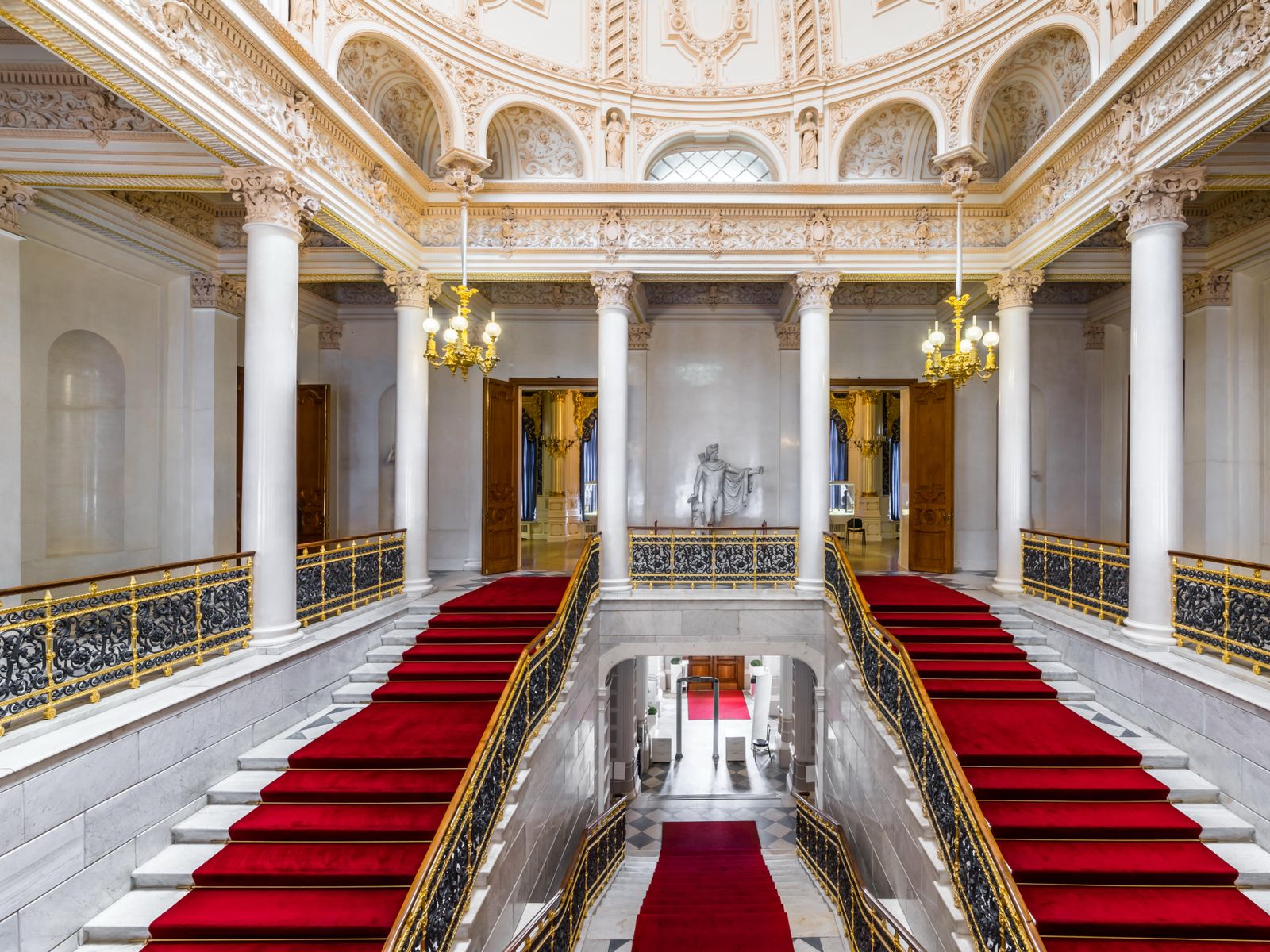 Парадная лестница Музея Фаберже