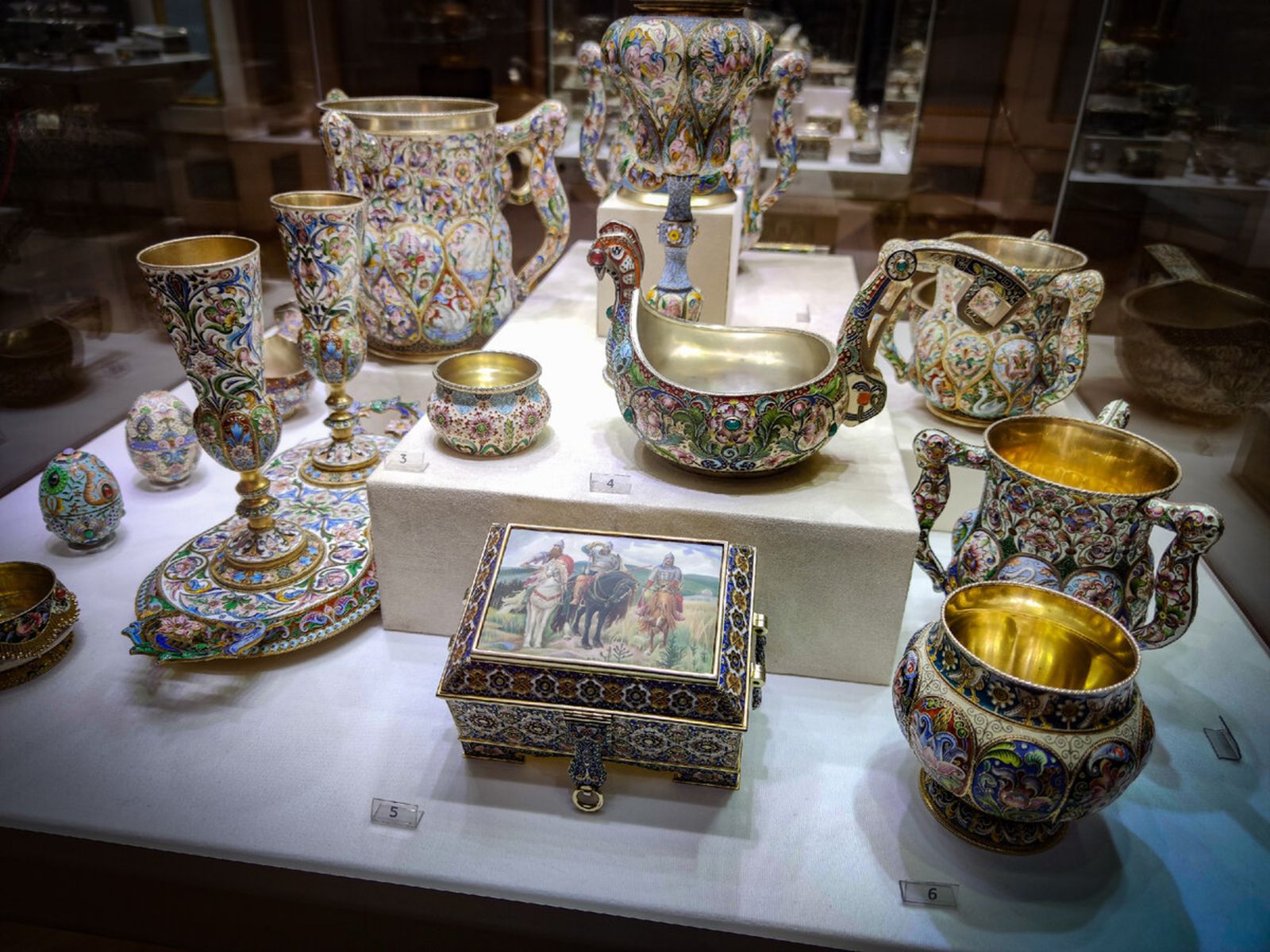 Зал с русскими эмалями (скань, филиграни) Фаберже