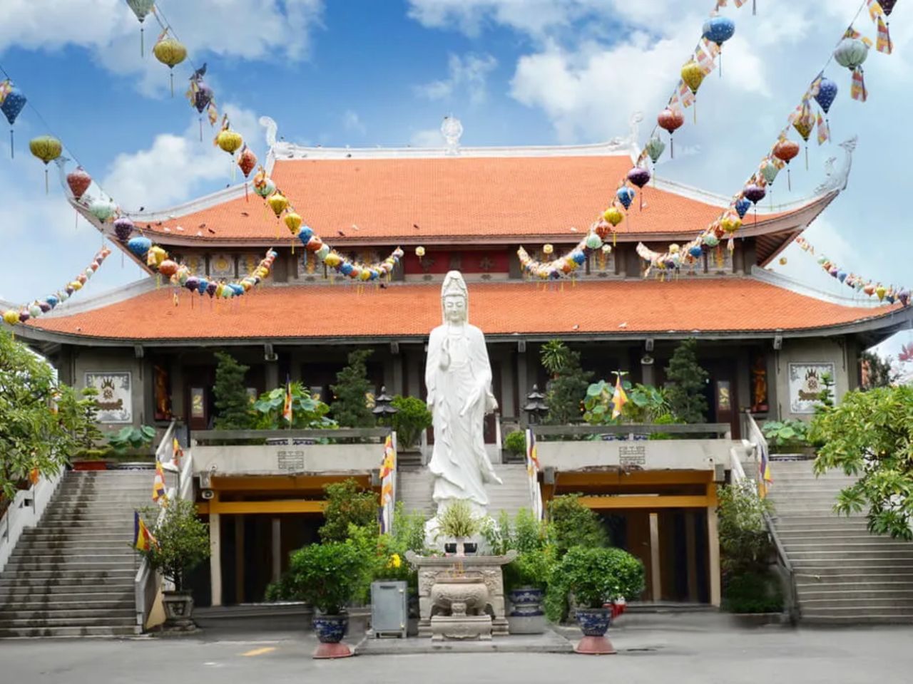 Обзорная экскурсия по Хошимину по знаковым локациям - индивидуальная экскурсия в Хошимине на машине гида длительностью 6 часов с количеством участников до 10 человек цена экскурсии 256$