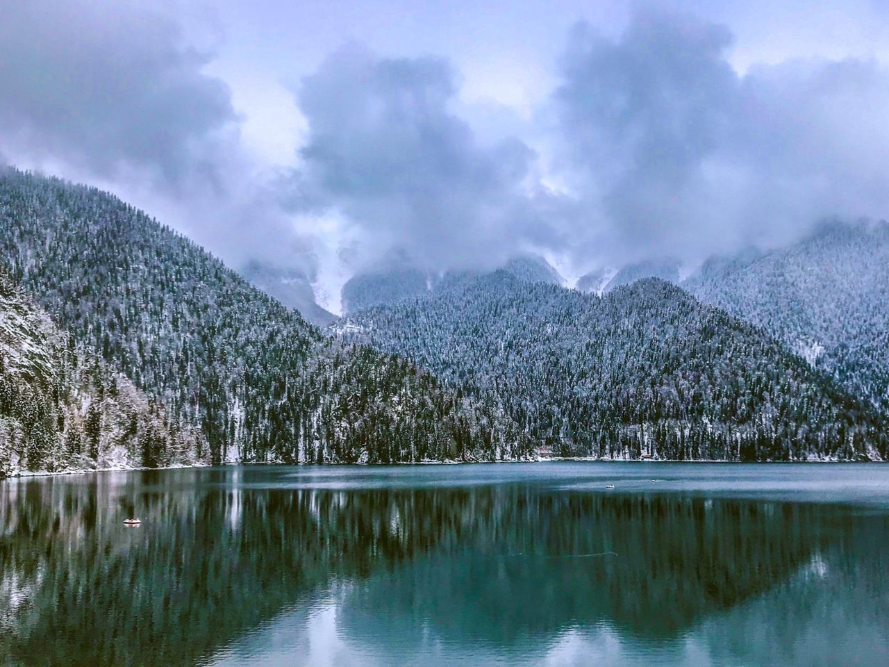 Индивидуальная обзорная экскурсия "Тайны озера Рица" - индивидуальная экскурсия в Сириусе на машине гида длительностью 8 часов с количеством участников до 6 человек со скидкой 10% цена экскурсии 11700₽