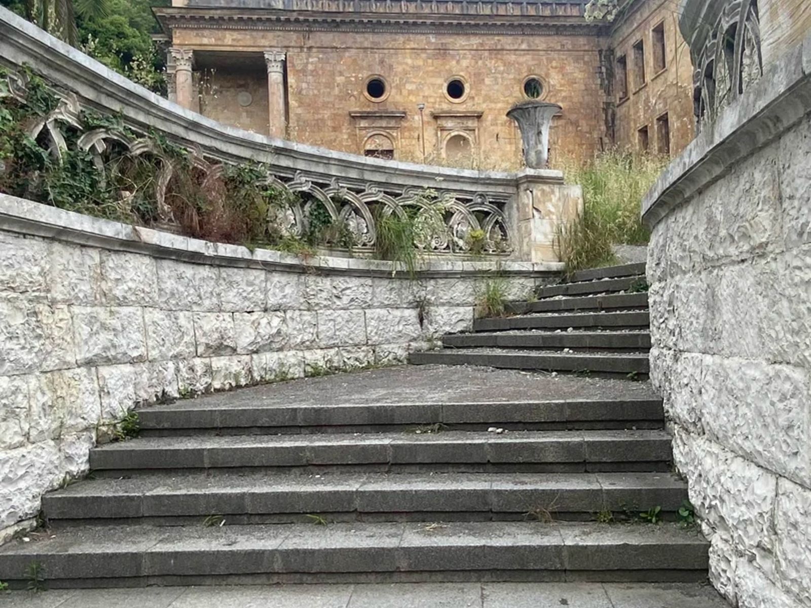 Здание Зимнего театра в Гагре