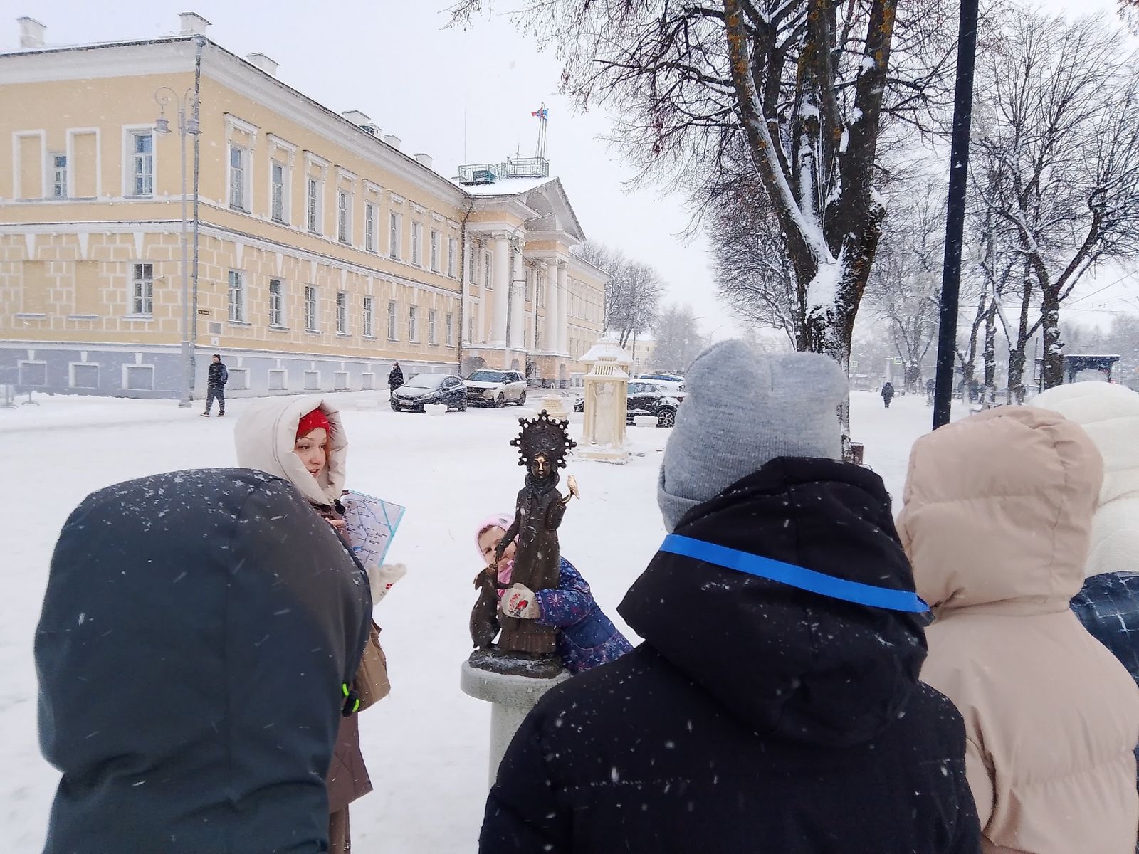 Экскурсия у скульптуры Снегурочки
