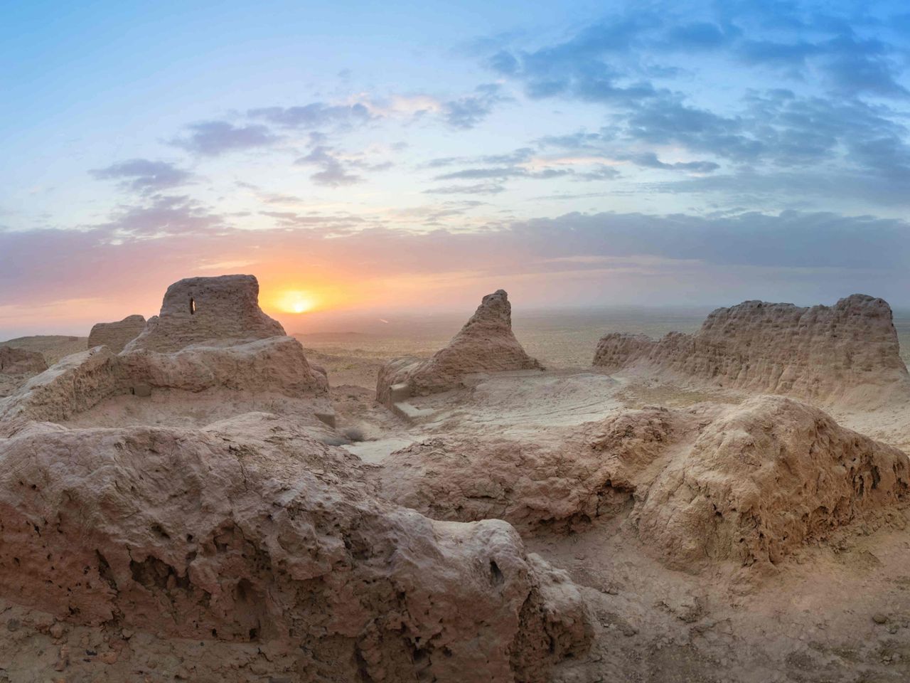 Обзорная экскурсия из Хивы по древним крепостям Хорезма - индивидуальная экскурсия в Хиве на машине гида длительностью 8 часов с количеством участников до 4 человек со скидкой 10% еще 6 часов цена экскурсии 212.4€