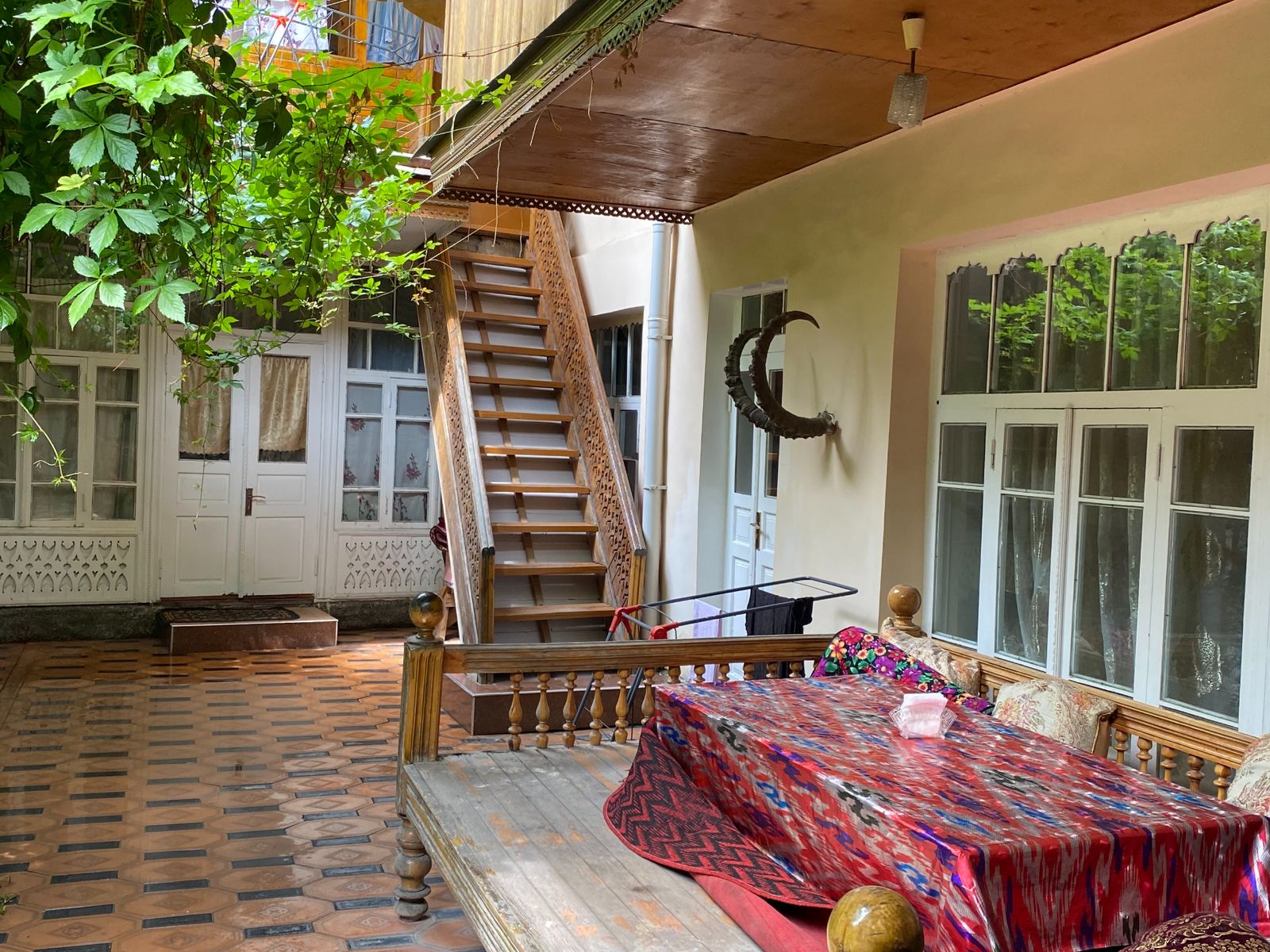 Внутренний дворик и тапчан