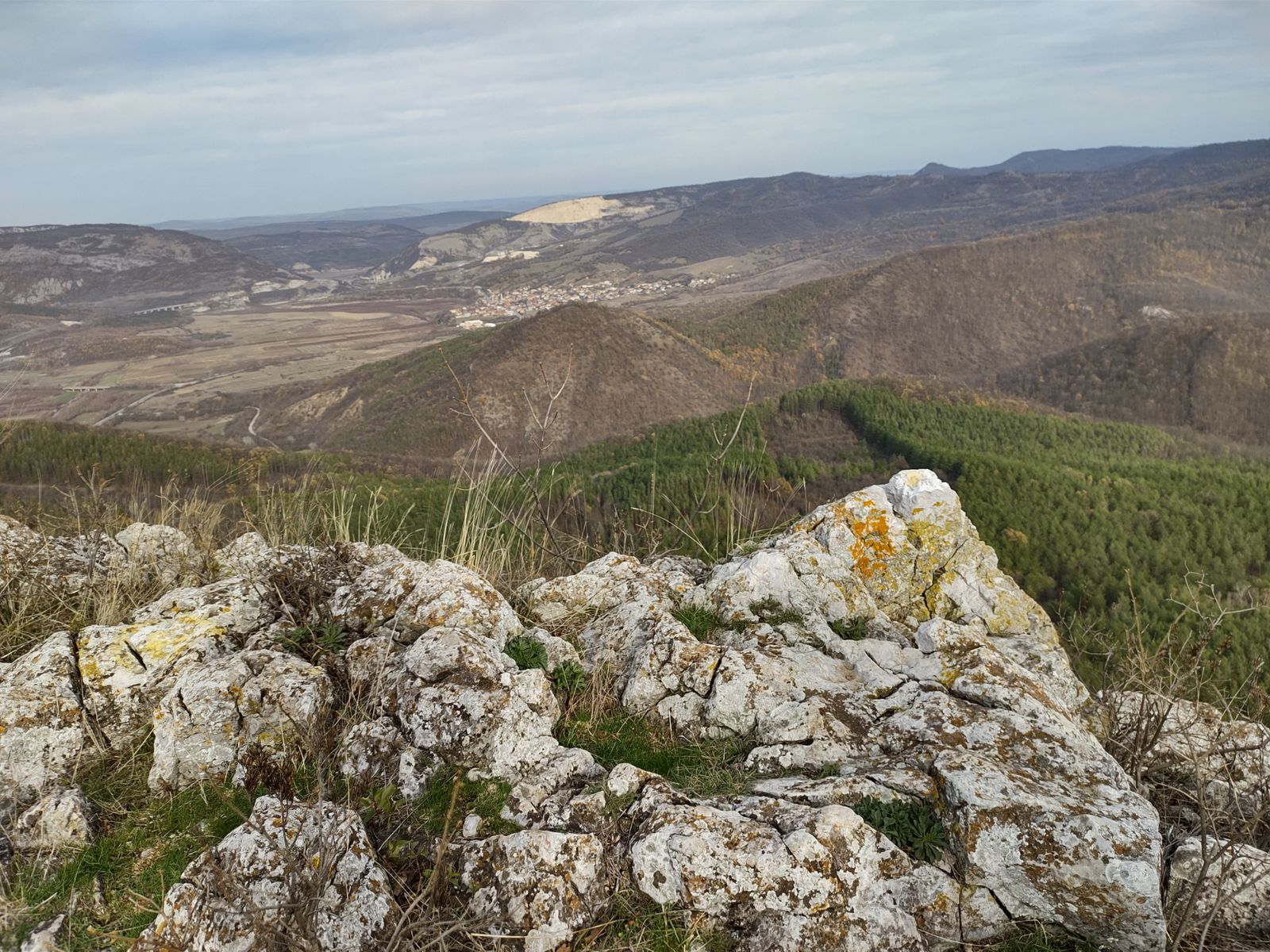 Вид с вершины Уч-Кая на село Аспарухово и водохранилище Цонево