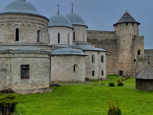 Экскурсия по Ивангороду на авто туристов: крепость и фабрика