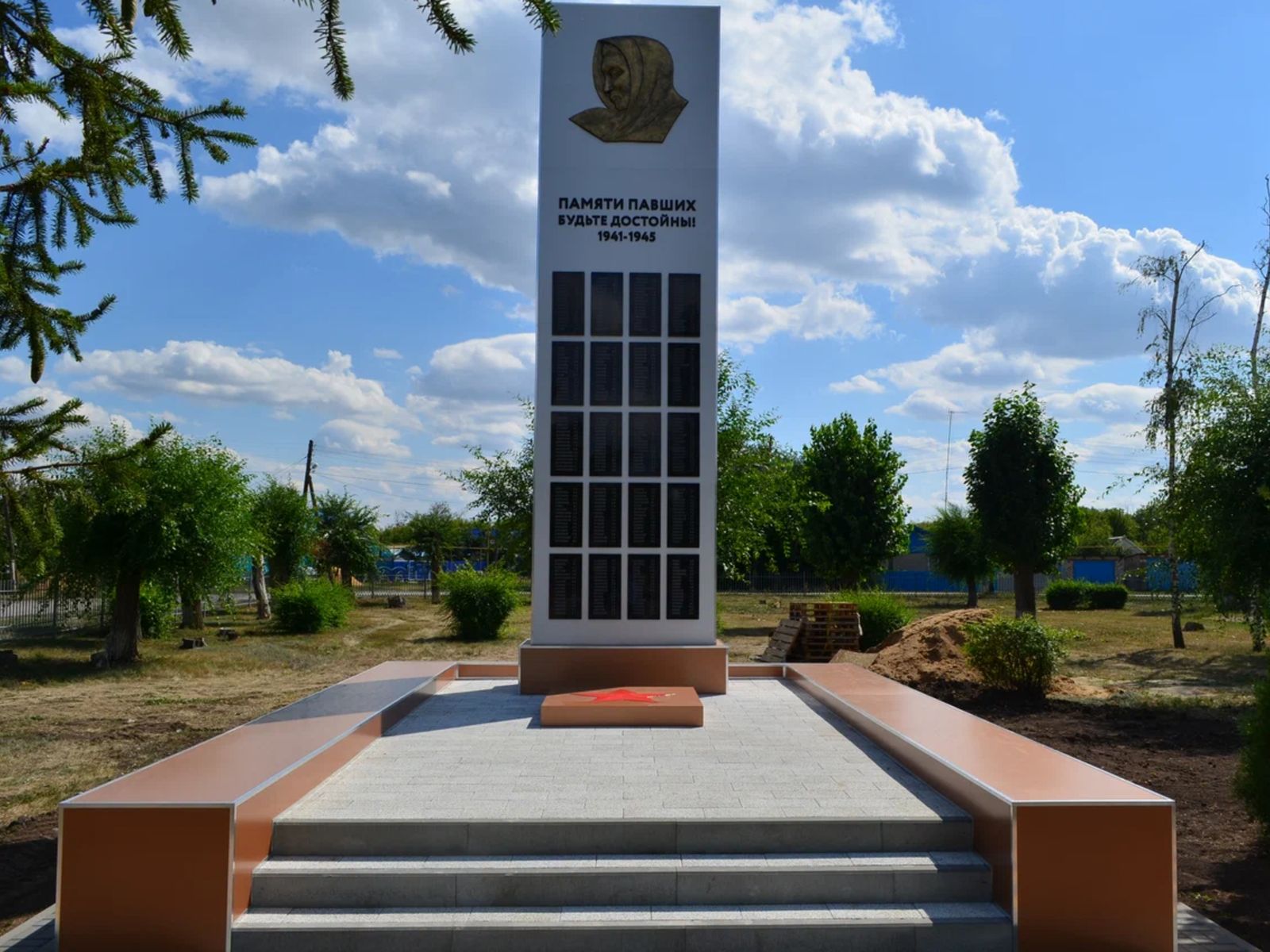 Памятник павшим в селе