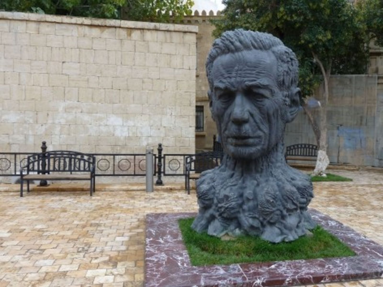 Памятник Алиаге Вахиду 