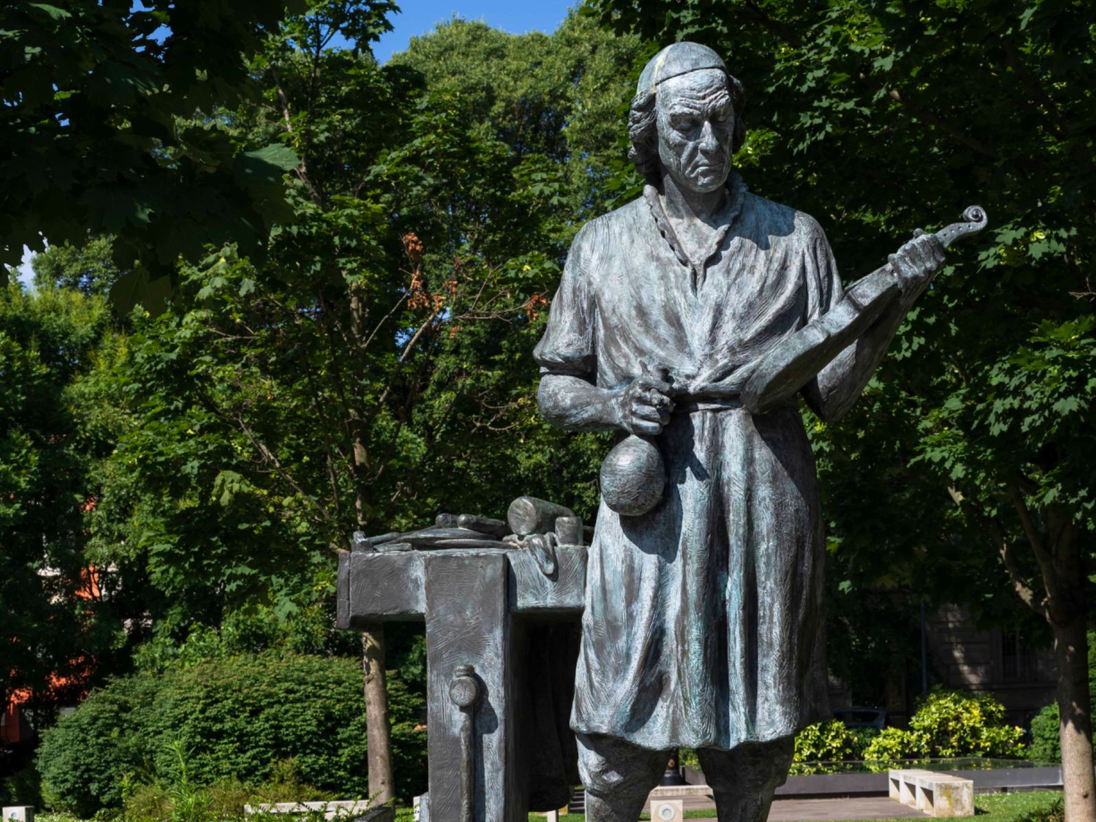 Памятник Антонио Страдивари