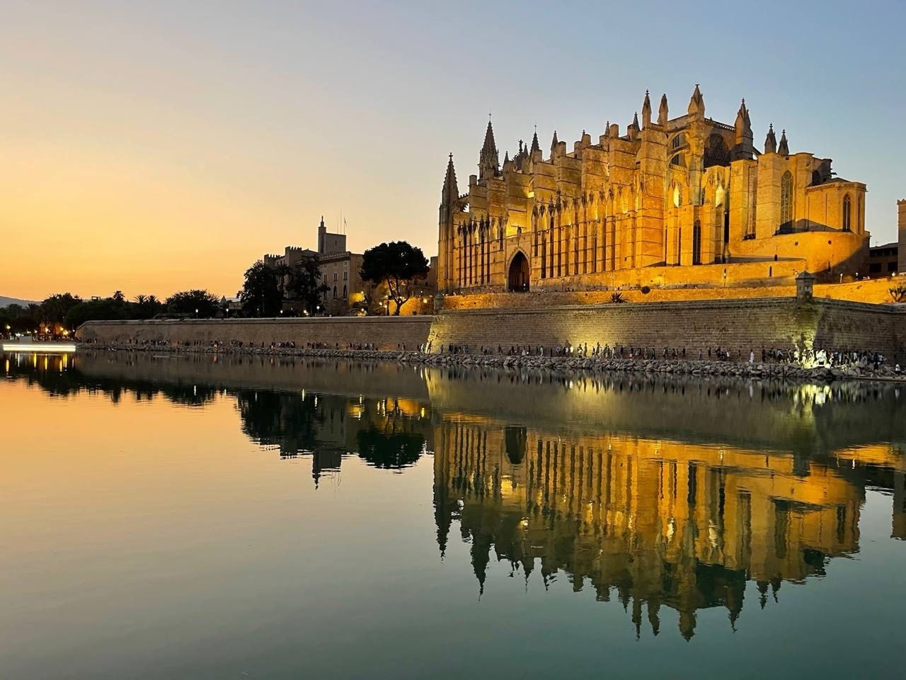 Индивидуальная обзорная экскурсия по истории Пальма-де-Майорки - индивидуальная экскурсия в Пальма-де-Майорка пешком длительностью 2 часа с количеством участников до 6 человек цена экскурсии 200€