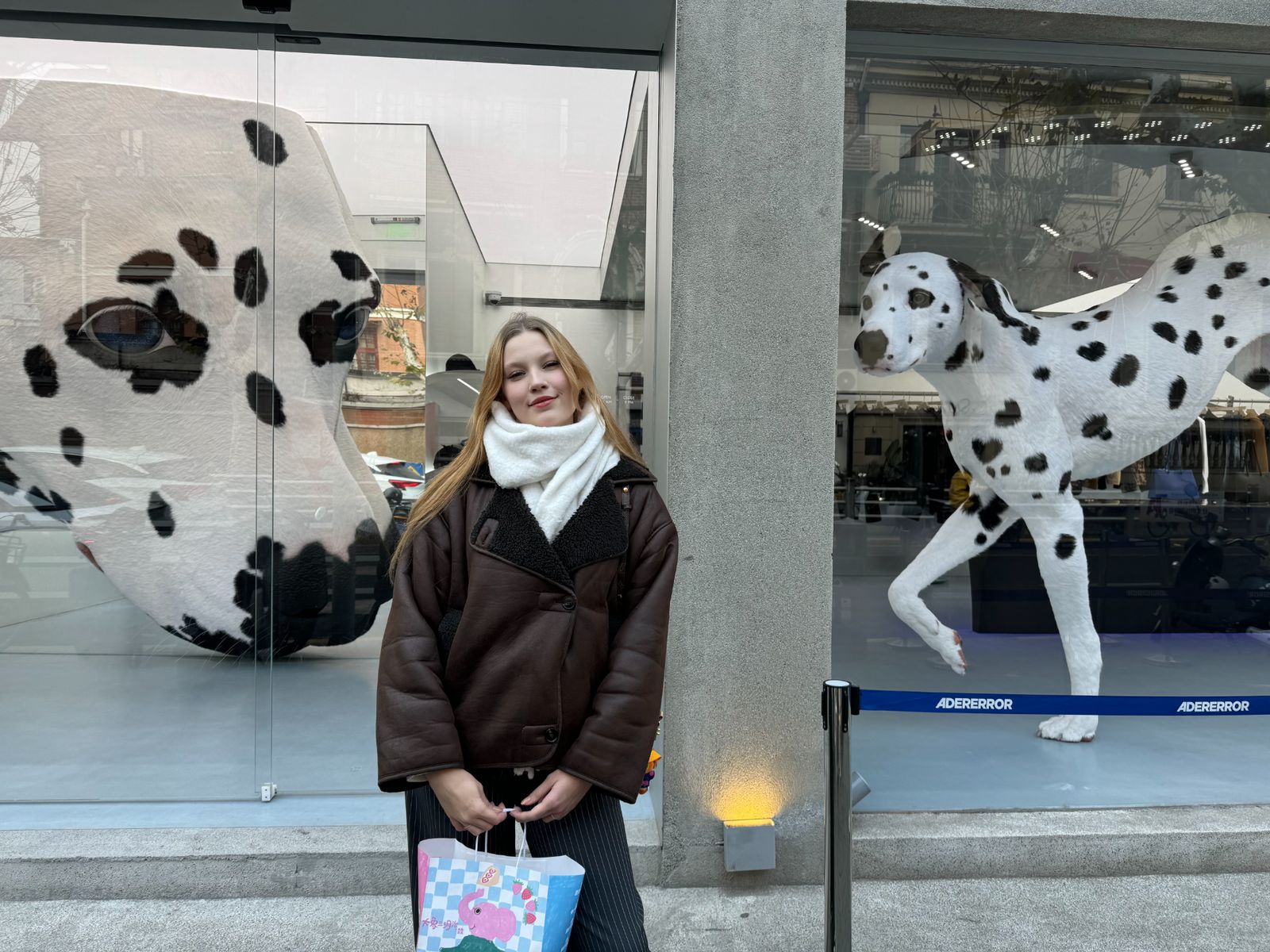 На фоне витрин