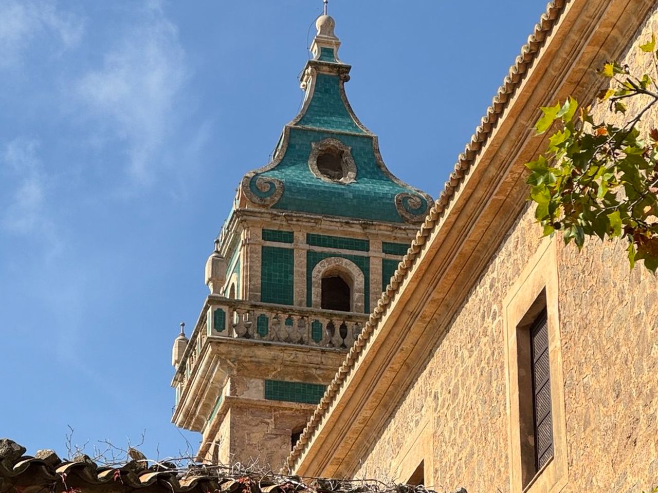 Индивидуальная обзорная экскурсия по чарующей Вальдемоссе - индивидуальная экскурсия в Пальма-де-Майорка на машине гида длительностью 3 часа с количеством участников до 4 человек цена экскурсии 300€