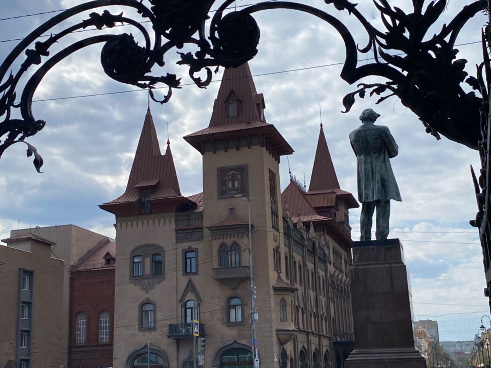 Саратовская консерватория и памятник Н.Г. Чернышевскому