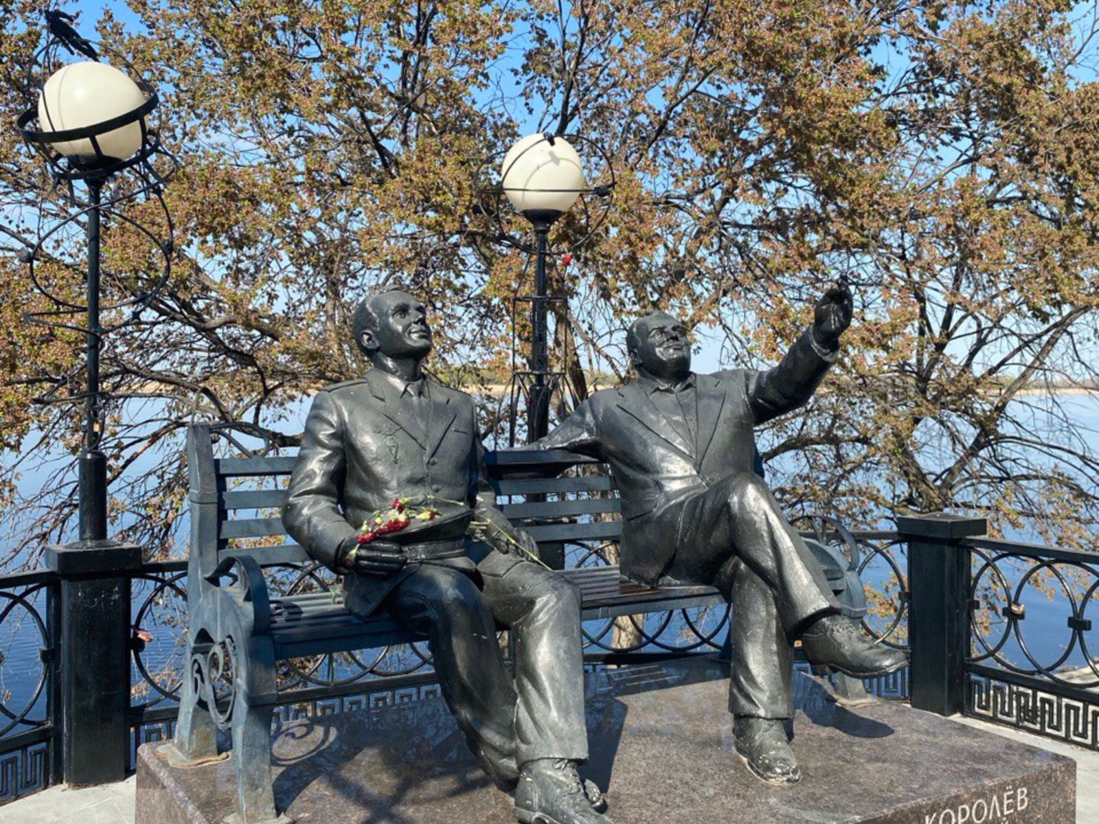 Памятник Королеву и Гагарину "Перед полетом"