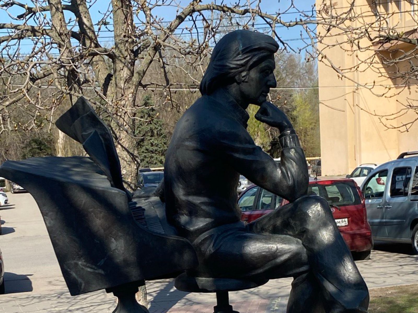 Памятник  А.Г. Шнитке