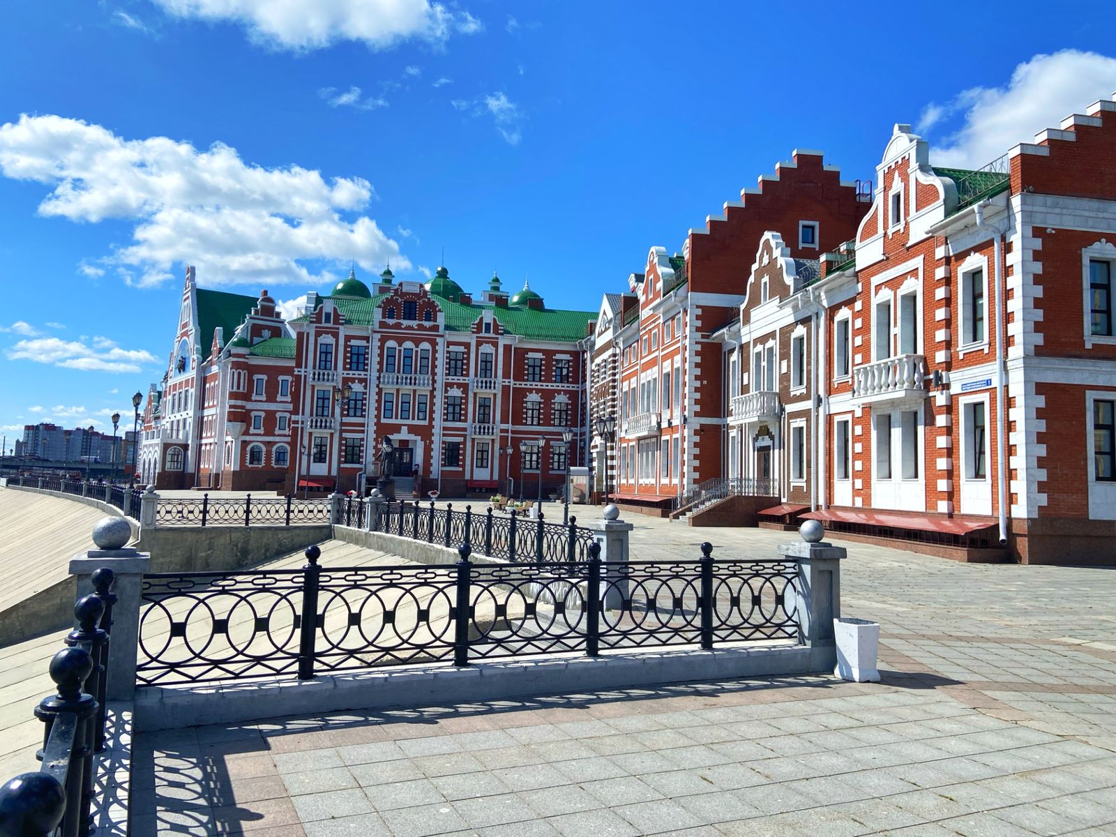 Набережная Амстердам, Театр юного зрителя 