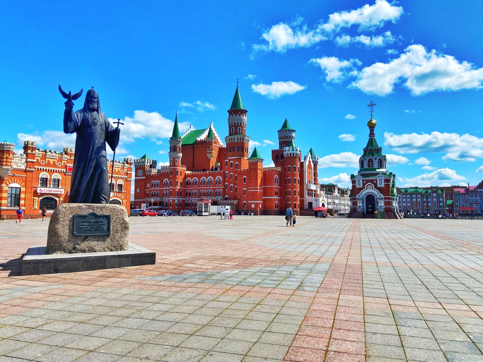 Патриаршая площадь, памятник Алексию Второму, Республиканский театр кукол 