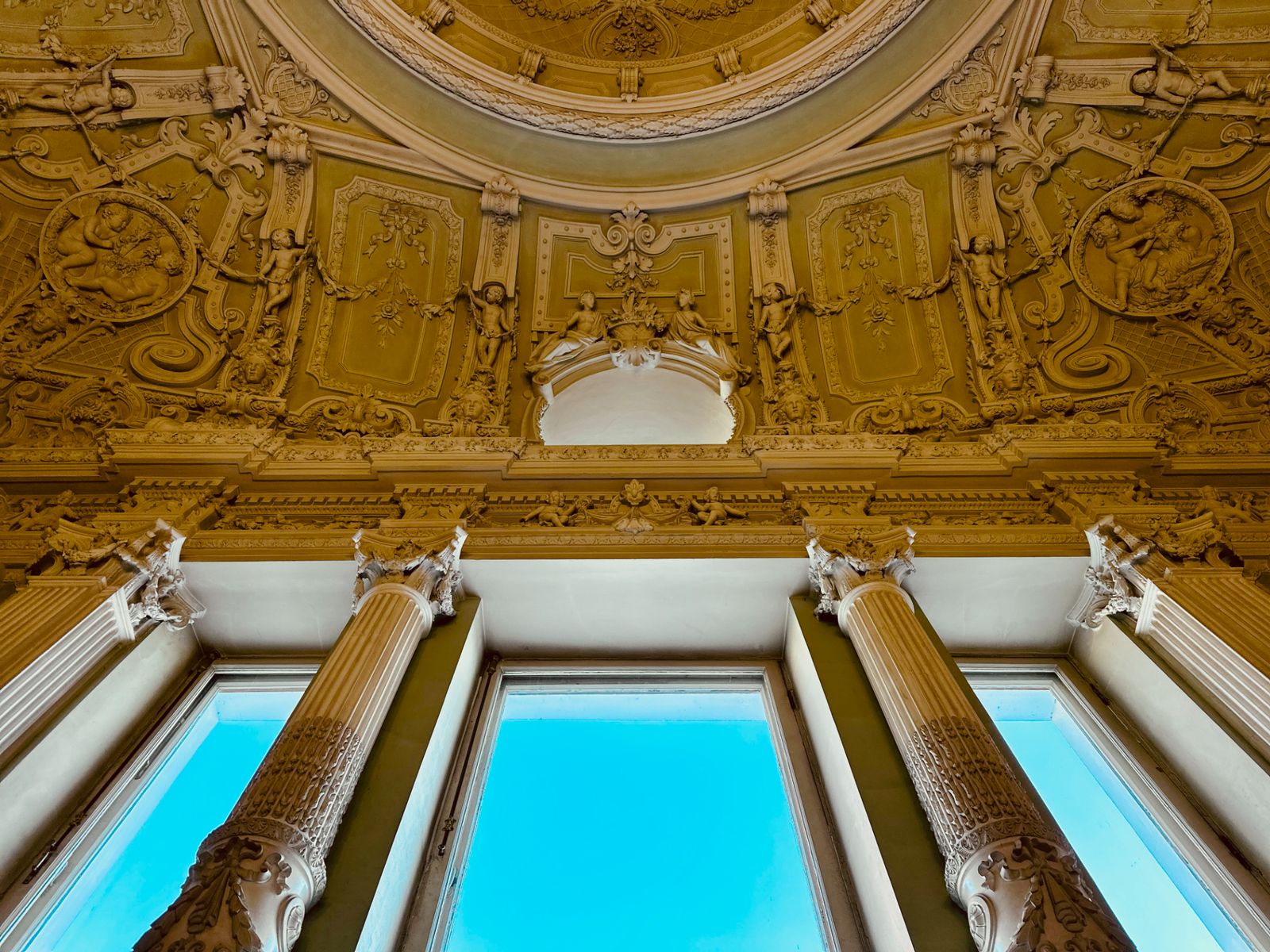 Белоколонный зал