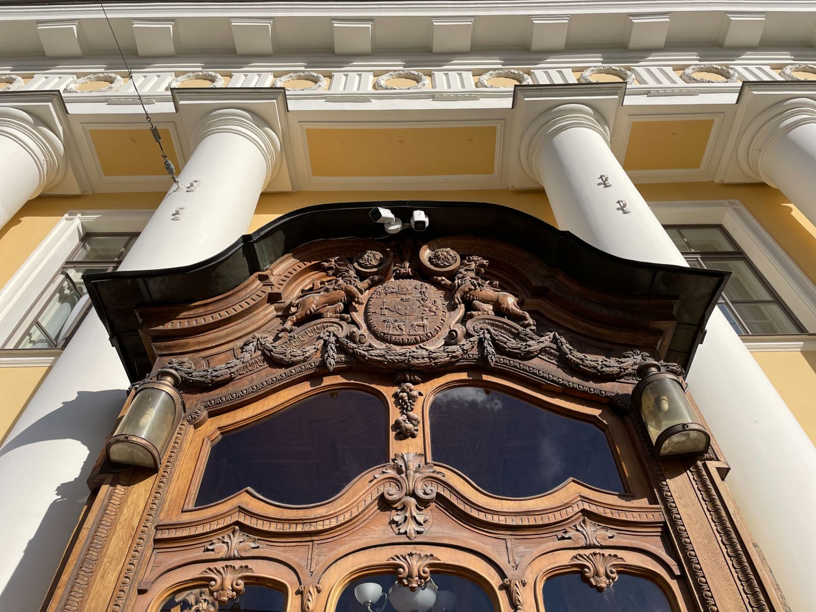 Парадный вход в особняк