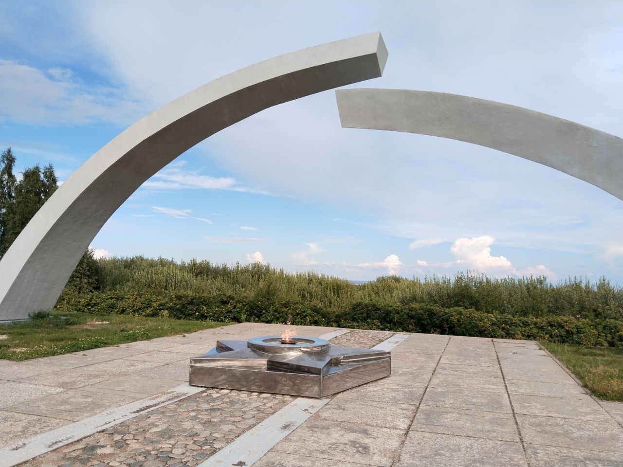 Экскурсия по Дороге жизни с посещением Пискаревского кладбища - индивидуальная экскурсия в Санкт-Петербурге на машине гида длительностью 6 часов с количеством участников до 4 человек цена экскурсии 19000₽