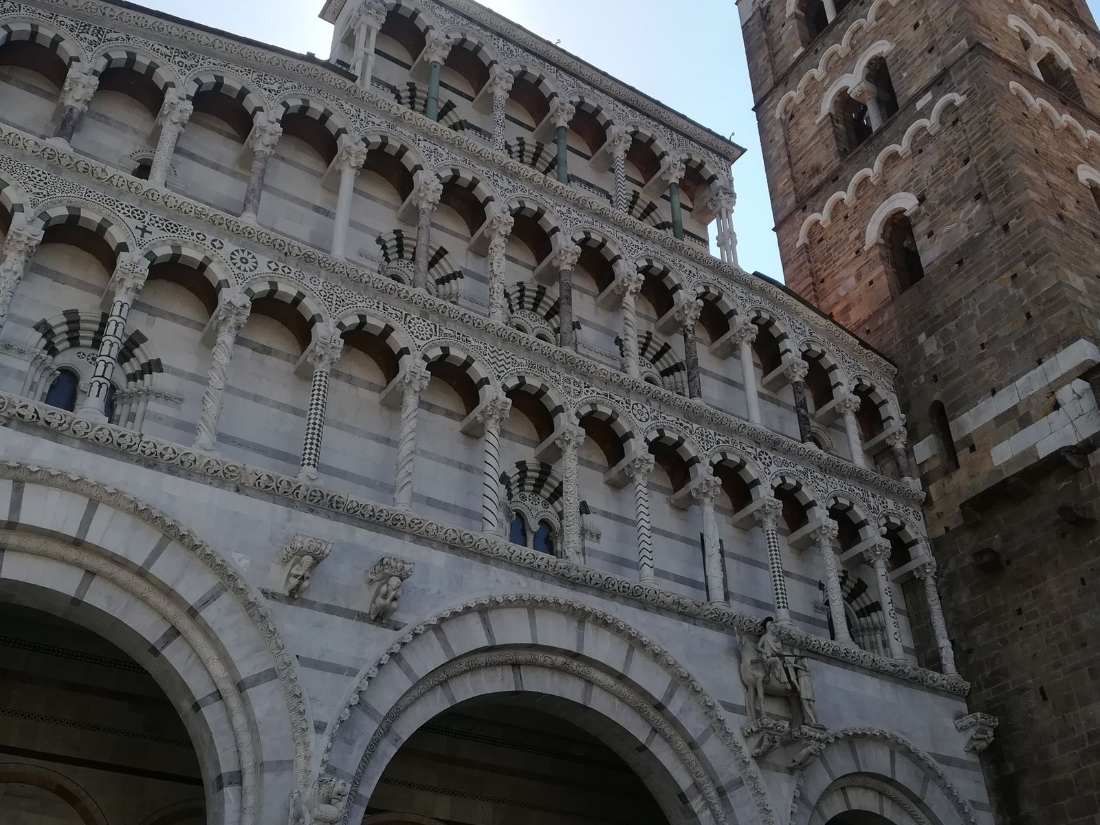 Ажурные колонны на фасаде Дуомо и колокольня