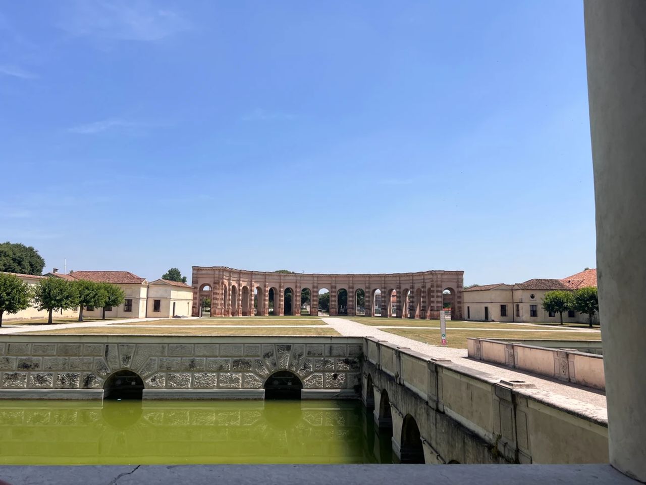 Обзорная экскурсия по Мантуе с посещением палаццо Те - индивидуальная экскурсия в Мантуе пешком длительностью 5 часов с количеством участников до 4 человек цена экскурсии 200€