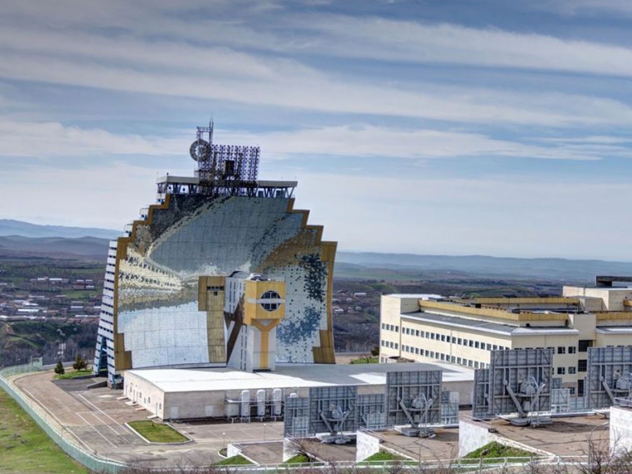 Экскурсия из Ташкента к Институту Солнца: ловушка для светила - индивидуальная экскурсия в Ташкенте на машине гида длительностью 6 часов с количеством участников до 4 человек цена экскурсии 202€