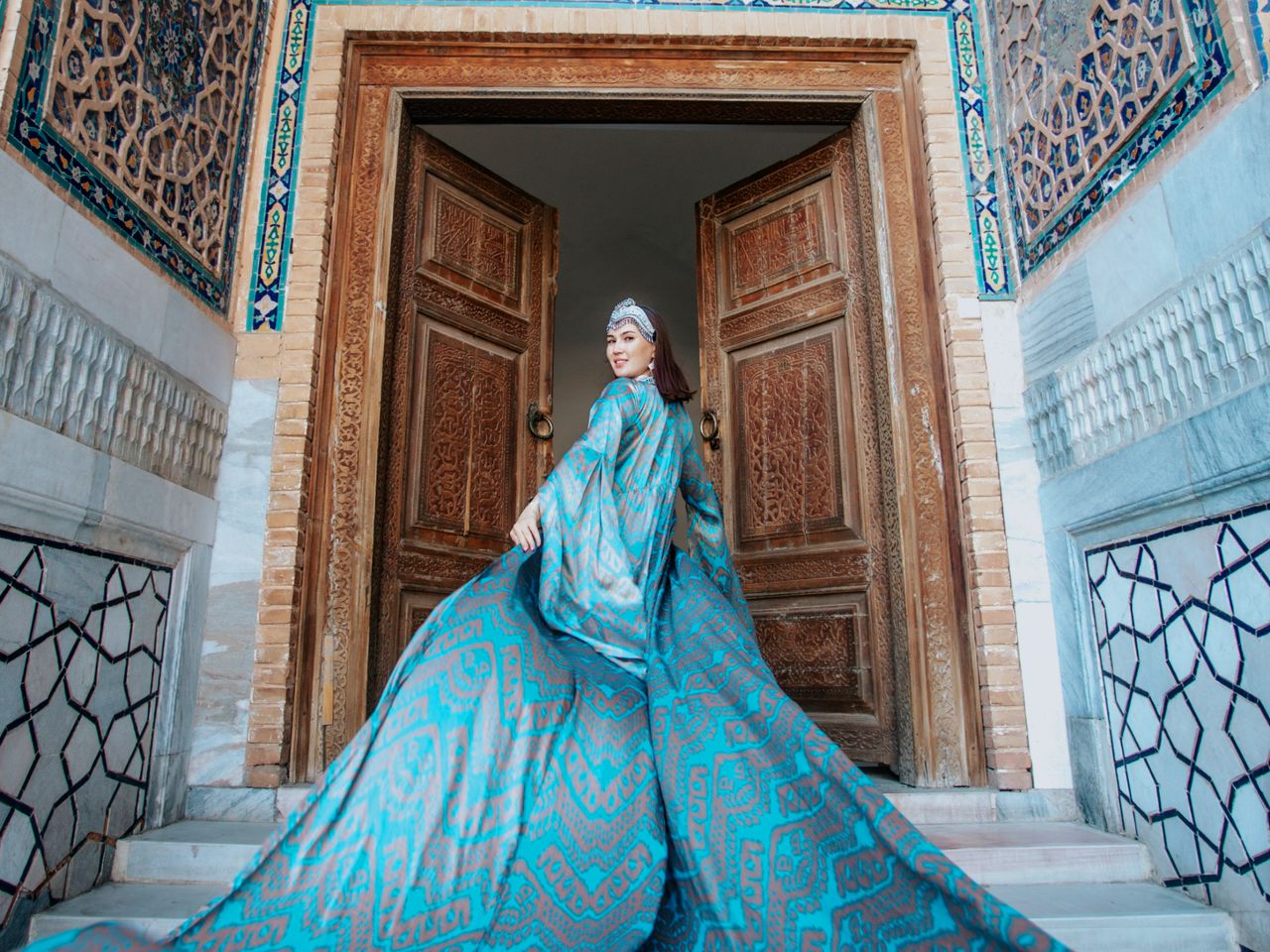 Профессиональная фотосессия на площади Регистан в Самарканде - индивидуальная экскурсия в Самарканде пешком длительностью 1.5 часа с количеством участников до 5 человек цена экскурсии 120€