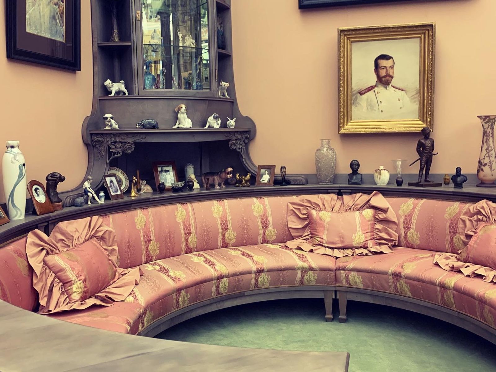 Диван Александровского дворца