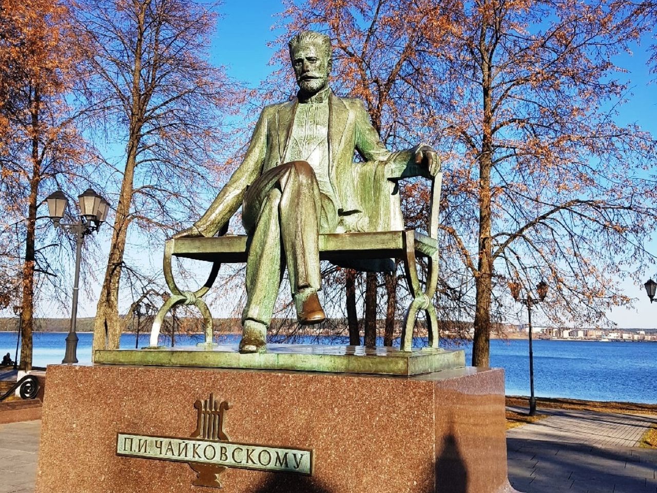 Групповая экскурсия из Ижевска в Воткинск для школьников - групповая экскурсия в Ижевске на автобусе длительностью 7 часов с количеством участников до 19 человек цена экскурсии 4800₽