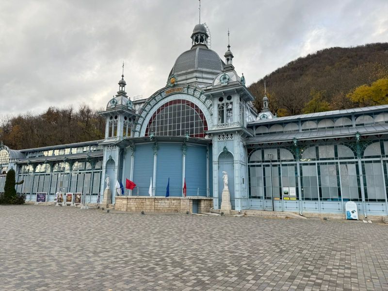 Большая четвёрка: экскурсия по городам-курортам КМВ за 1 день - индивидуальная экскурсия в Кисловодске на машине гида длительностью 10 часов с количеством участников до 6 человек цена экскурсии 22000₽