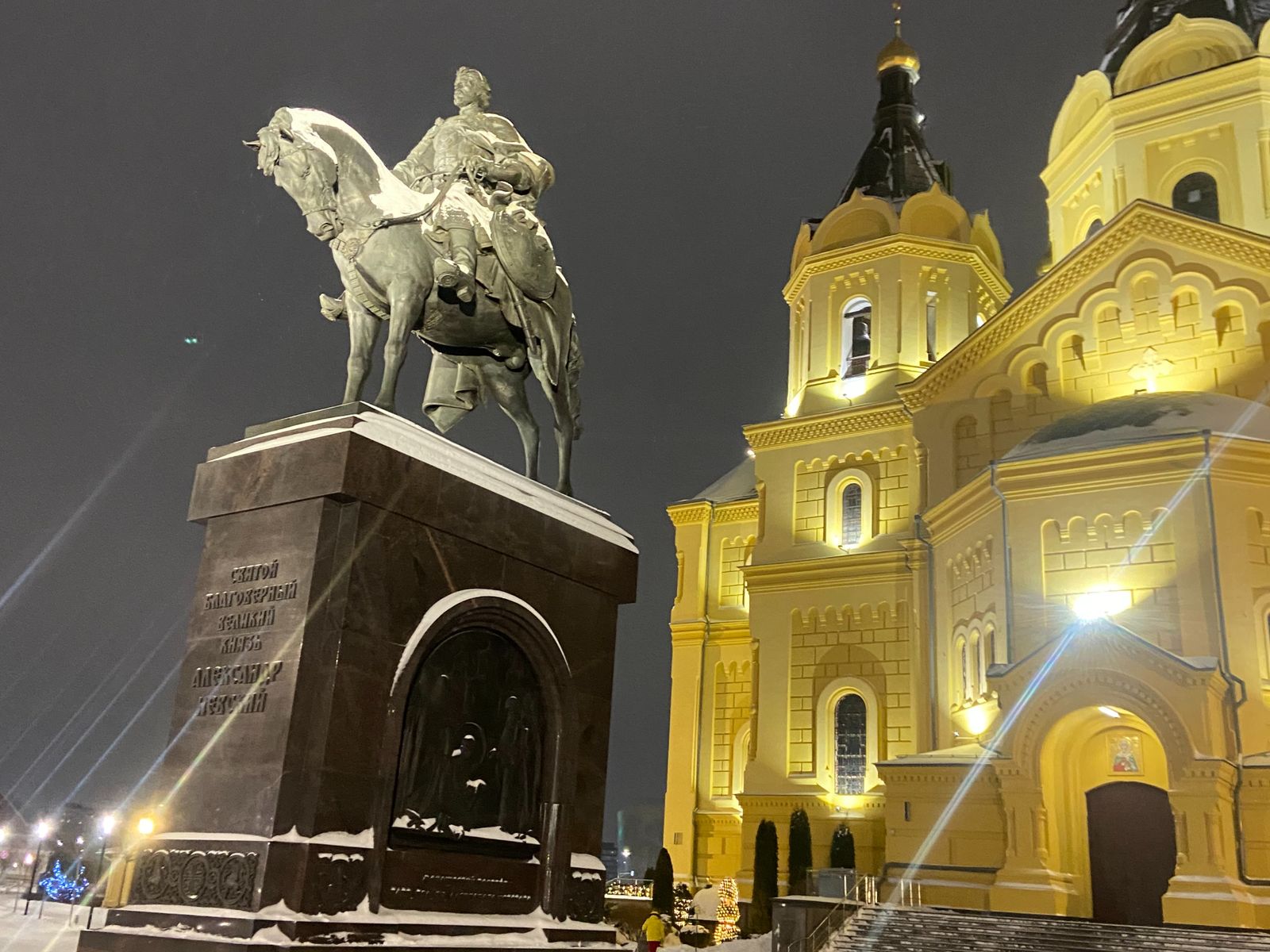 Кафедральный собор Александра Невского и памятник князю Александру Невскому 