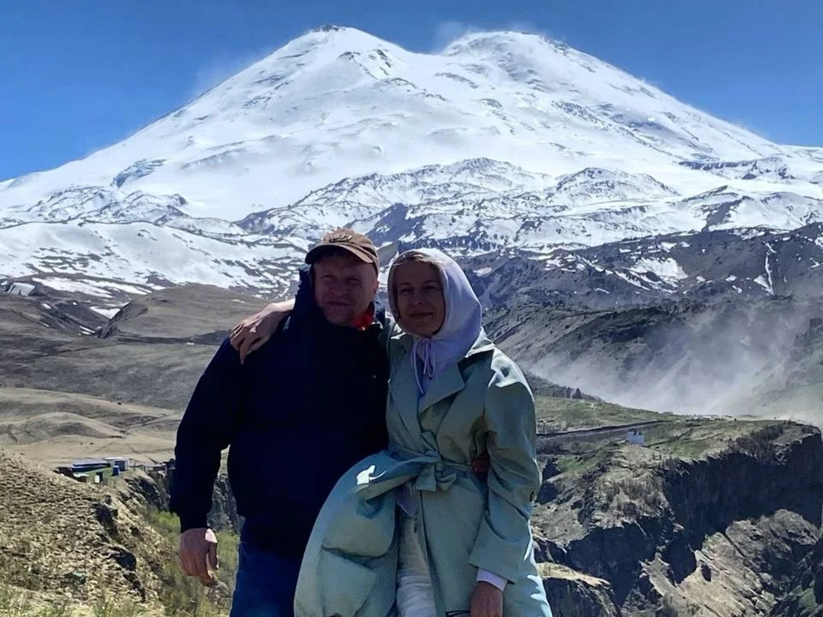 На фоне Эльбруса