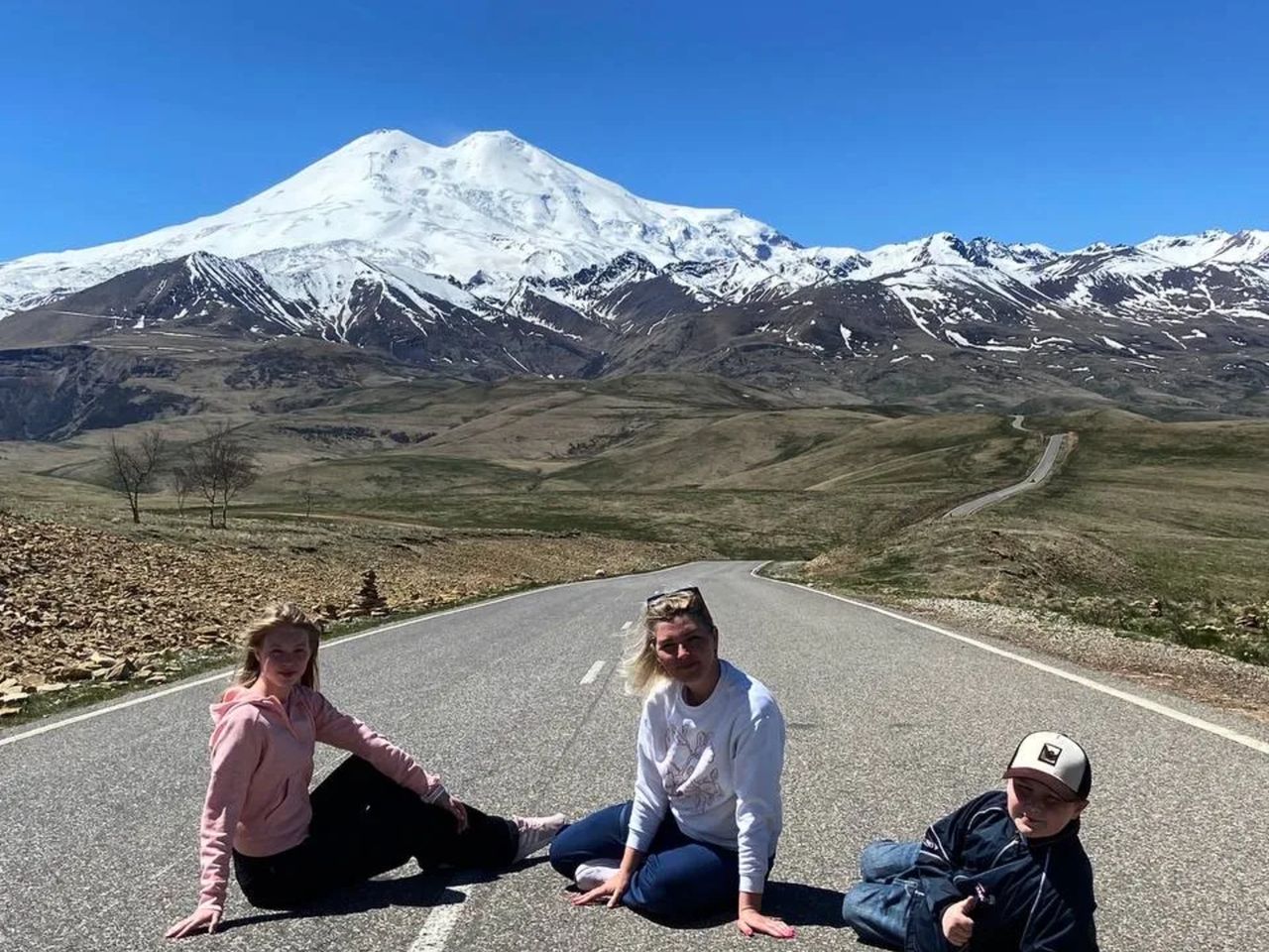 Групповая экскурсия в урочище Джилы-Су. Лучший вид на Эльбрус - групповая экскурсия в Пятигорске на машине гида длительностью 12 часов с количеством участников до 6 человек цена экскурсии 4000₽
