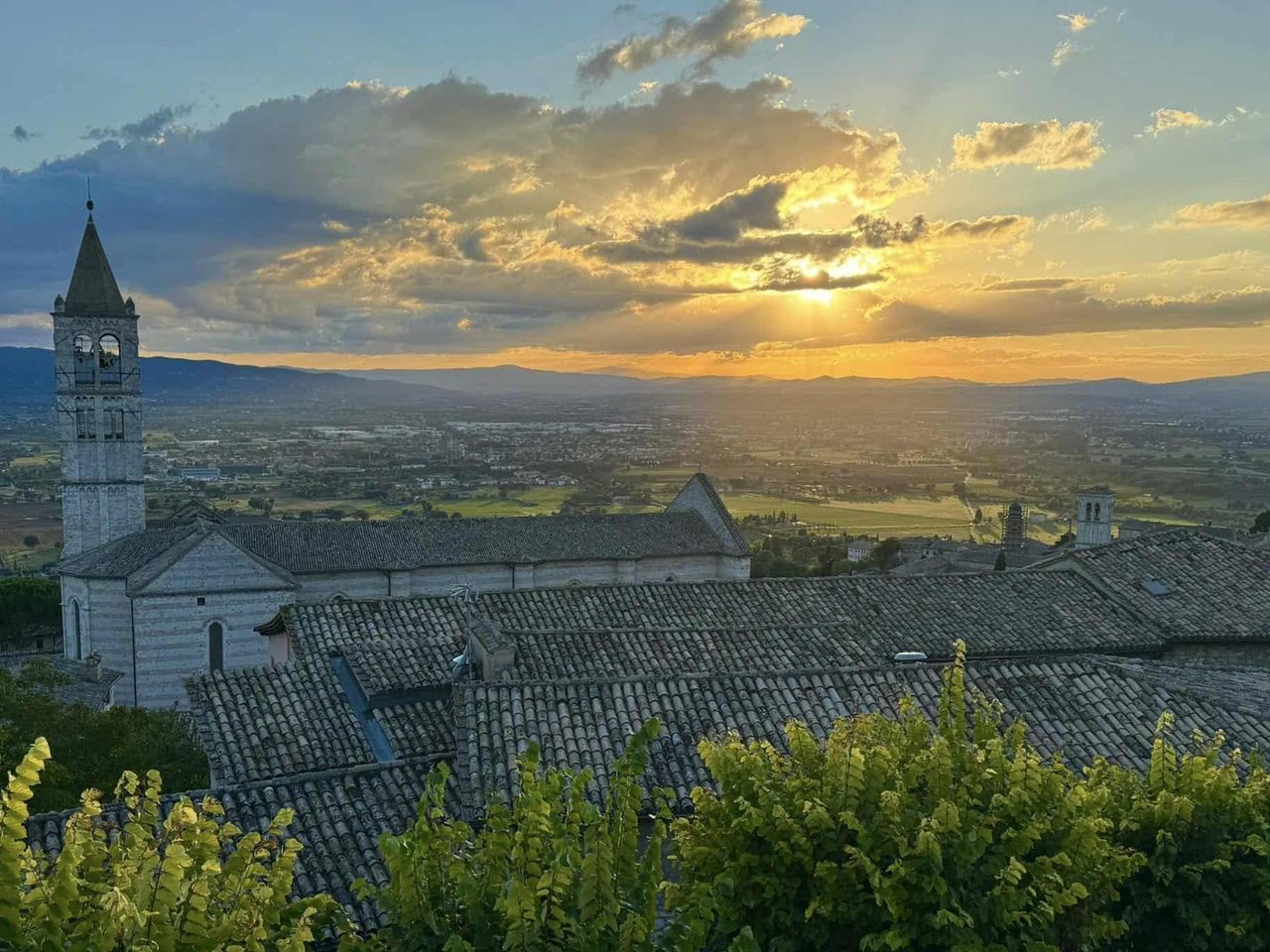 Обзорная экскурсия по Ассизи — духовному центру региона Умбрия - индивидуальная экскурсия в Ассизи пешком длительностью 2 часа с количеством участников до 8 человек цена экскурсии 270€