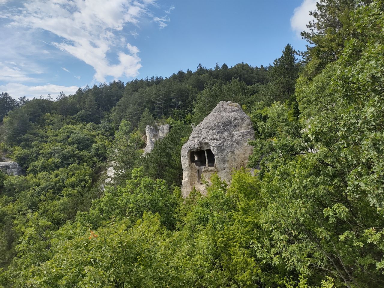 Обзорная экскурсия из Варны в Осмарские скальные монастыри - индивидуальная экскурсия в Варне пешком длительностью 9 часов с количеством участников до 5 человек цена экскурсии 200€