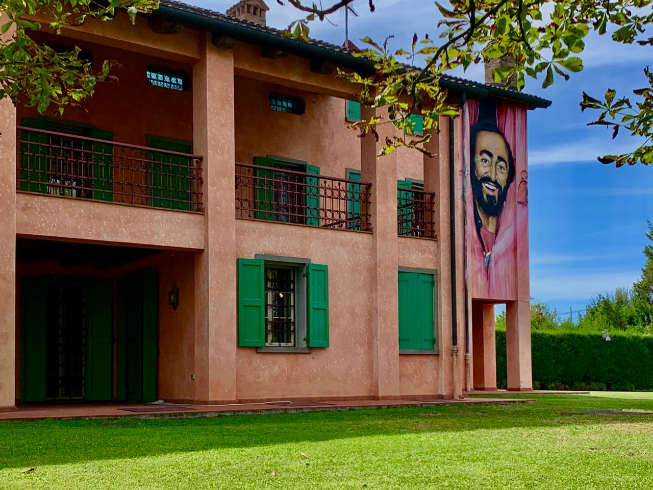 Экскурсия из Модены: бальзамик, вилла Л. Паваротти, Музей Феррари - индивидуальная экскурсия в Модене на машине гостей длительностью 5 часов с количеством участников до 6 человек цена экскурсии 360€