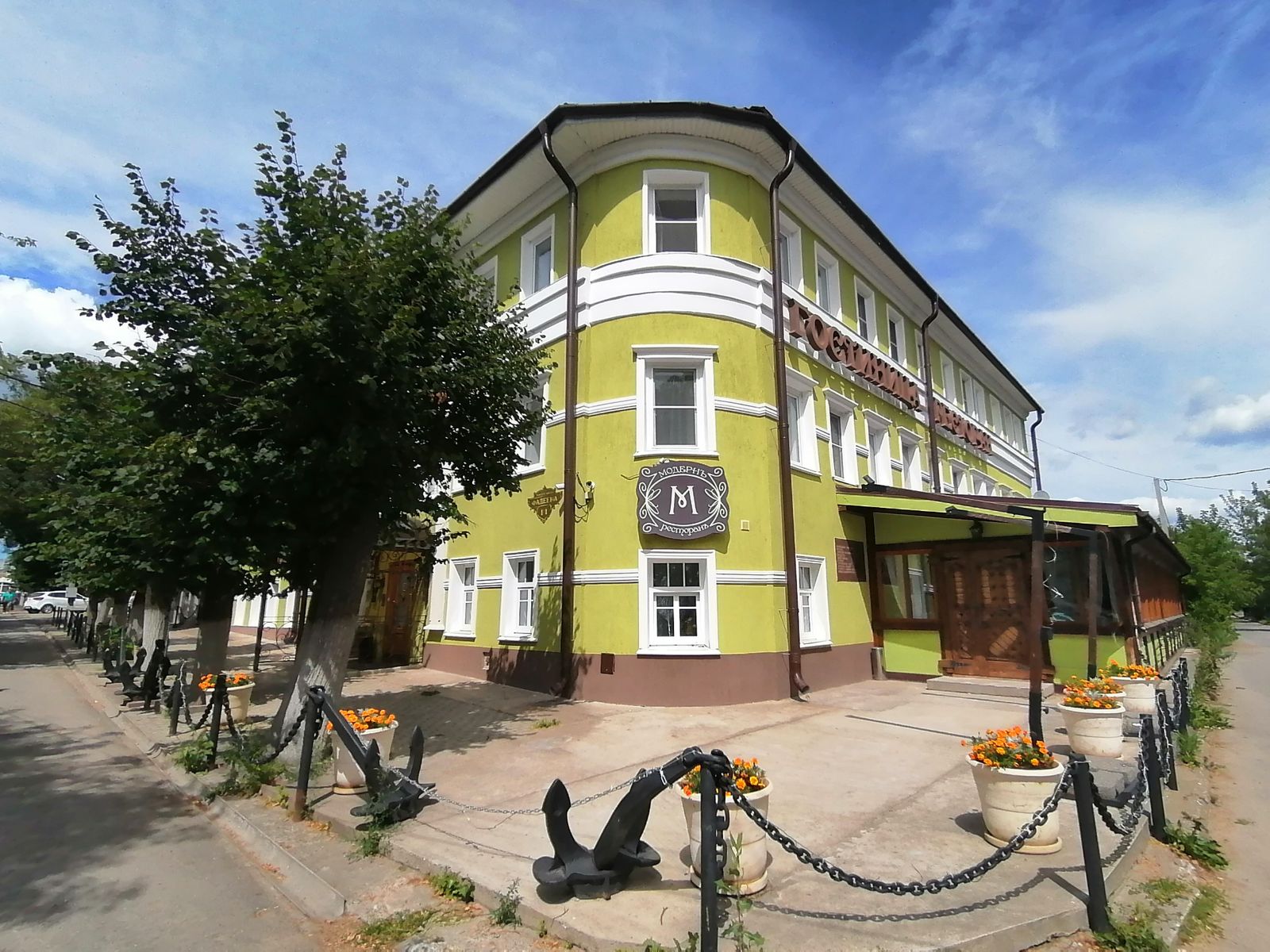 Гостиница "Якорь" у набережной Волги 