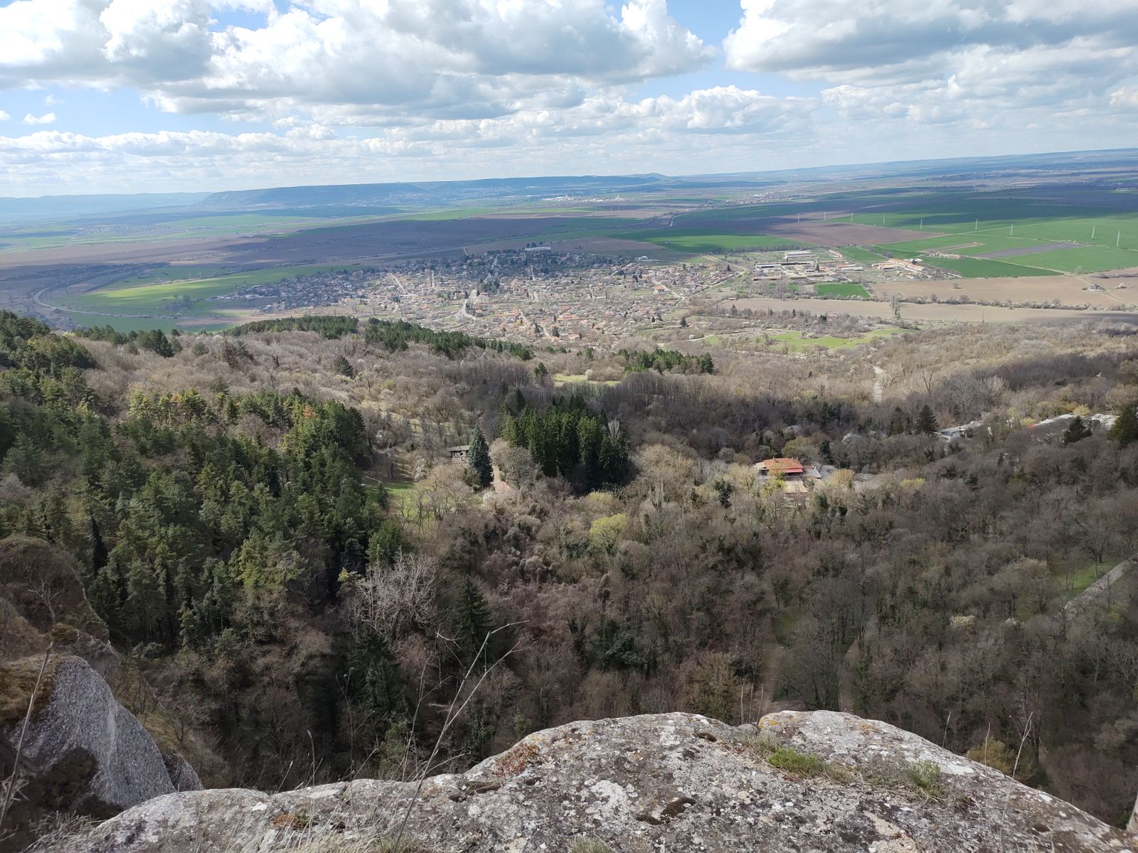 Вид на село Мадара и Шуменское плато