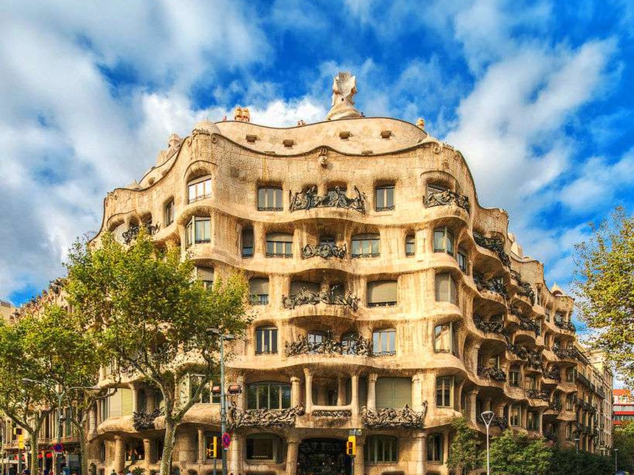 Тематическая экскурсия в Барселоне "Дорóгой модерна" - индивидуальная экскурсия в Барселоне пешком длительностью 3 часа с количеством участников до 4 человек цена экскурсии 200€