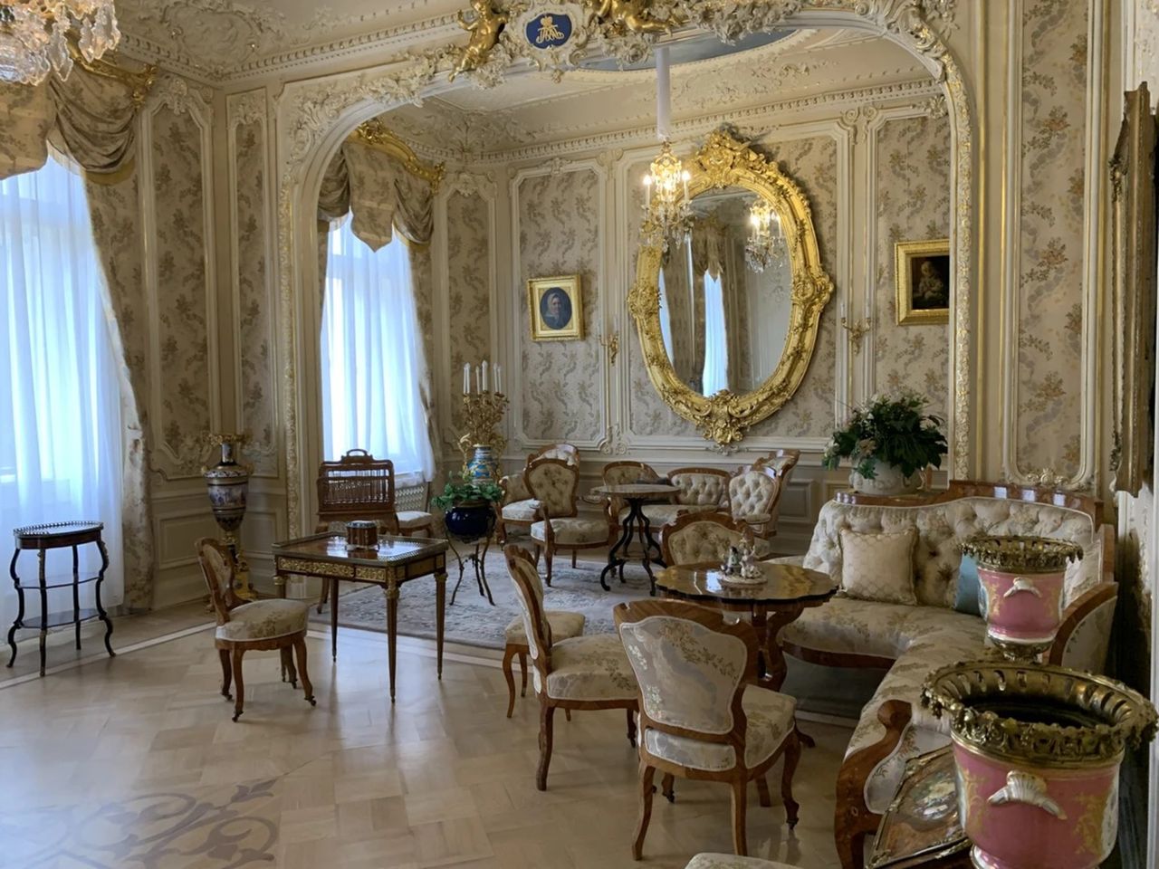 Индивидуальная обзорная экскурсия в Юсуповский дворец на Мойке - индивидуальная экскурсия в Санкт-Петербурге пешком длительностью 2.5 часа с количеством участников до 7 человек цена экскурсии 10200₽