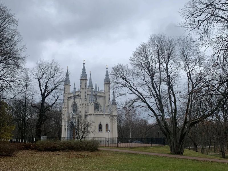 Готическая капелла в парке Александрия