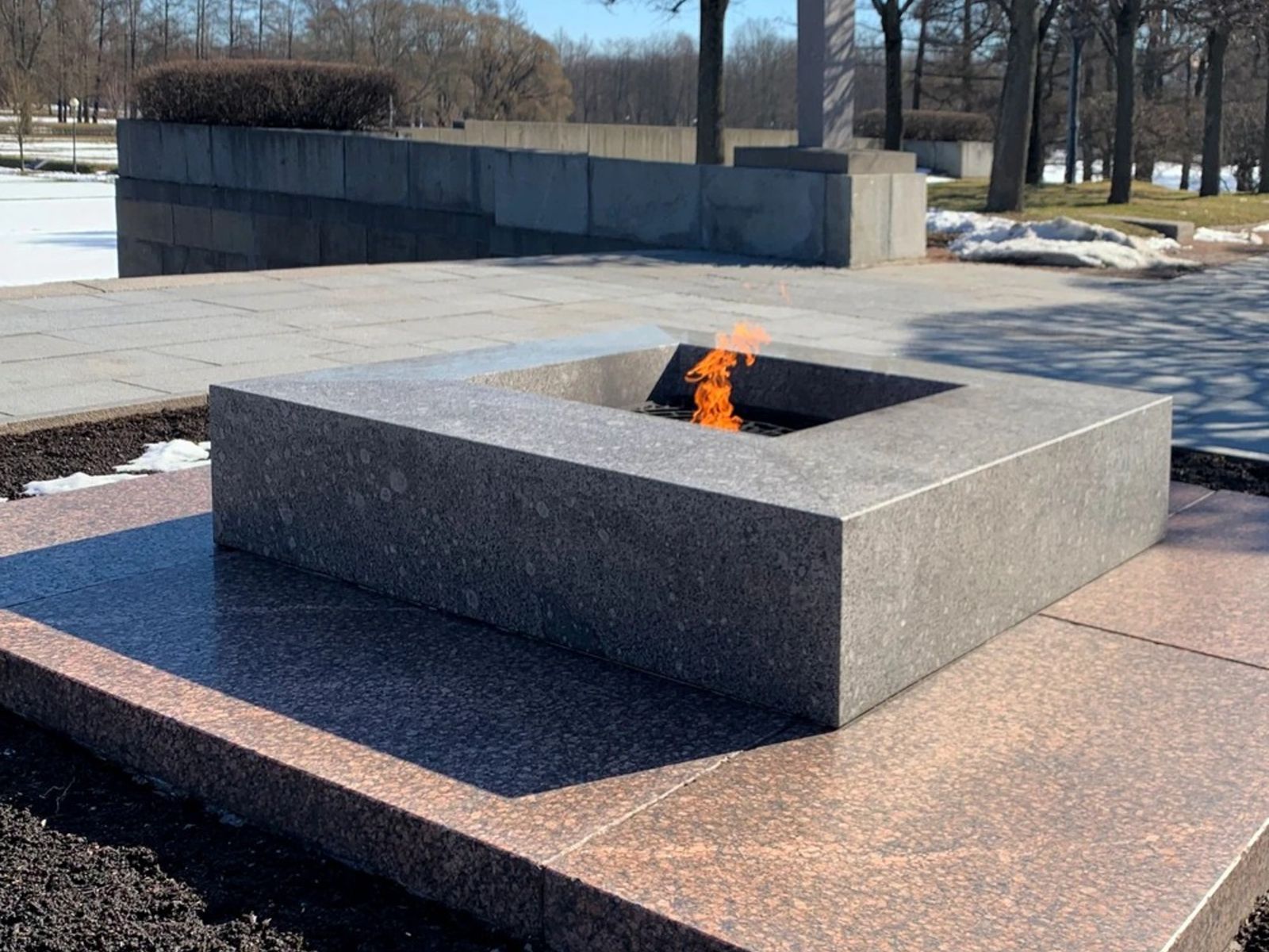 Вечный огонь на Пискаревском кладбище