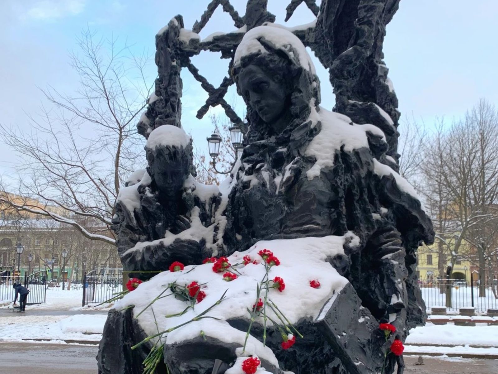 Памятник блокадному учителю