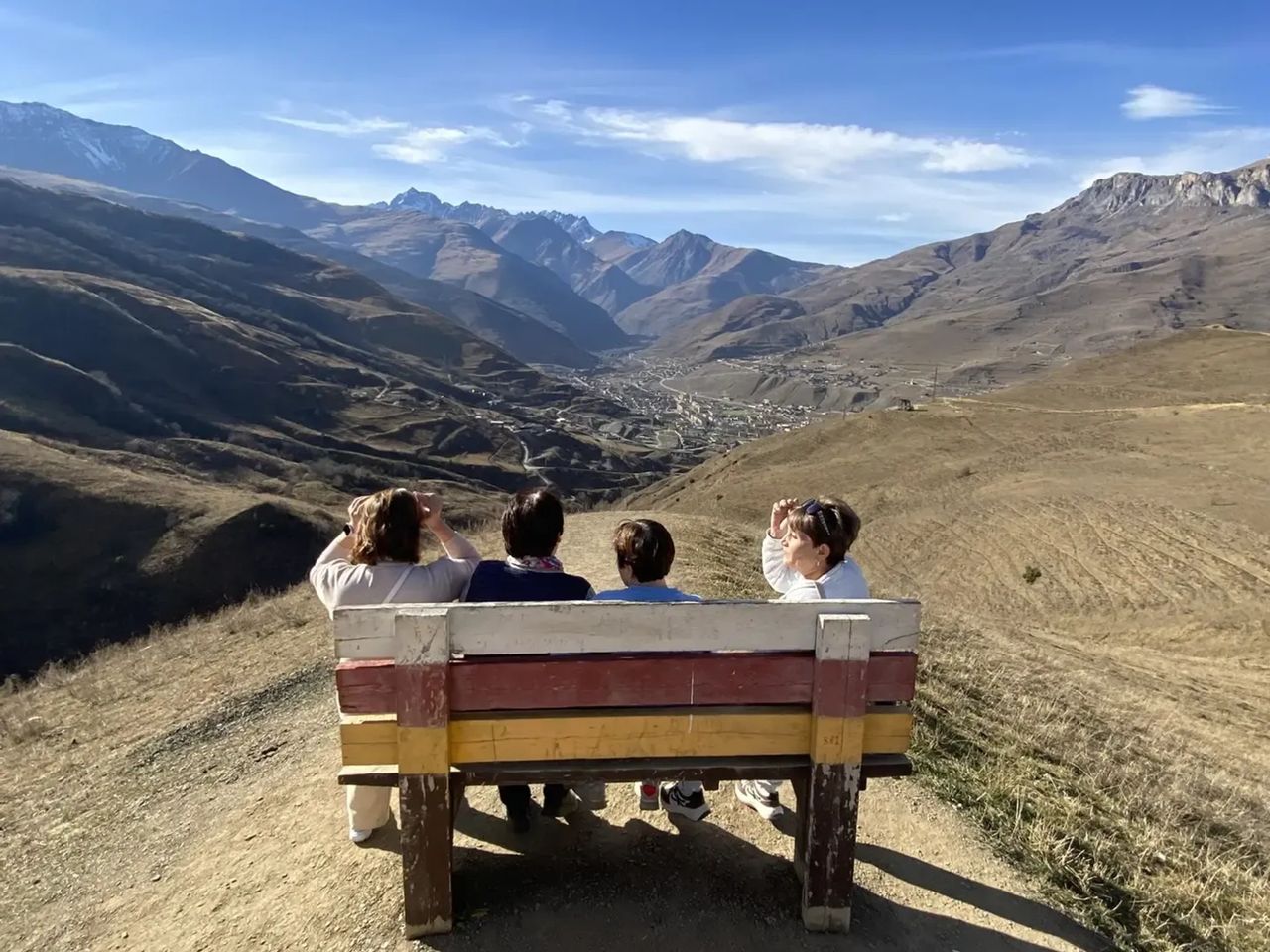 Эльбрус, Домбай, Осетия: обзорный тур на 3 дня из Пятигорска - групповая экскурсия в Пятигорске на машине гида длительностью более 12 часов с количеством участников до 6 человек цена экскурсии 19000₽